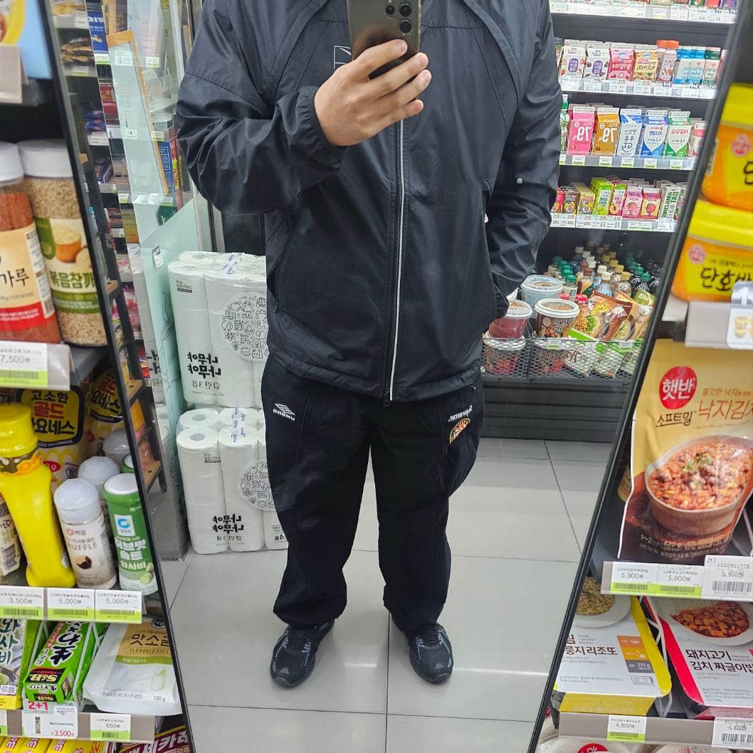 Supreme x Umbro Cotton Ripstop Track Pants Black - 23FW, Arc'teryx Squamish Hoody Black 착용 스타일
