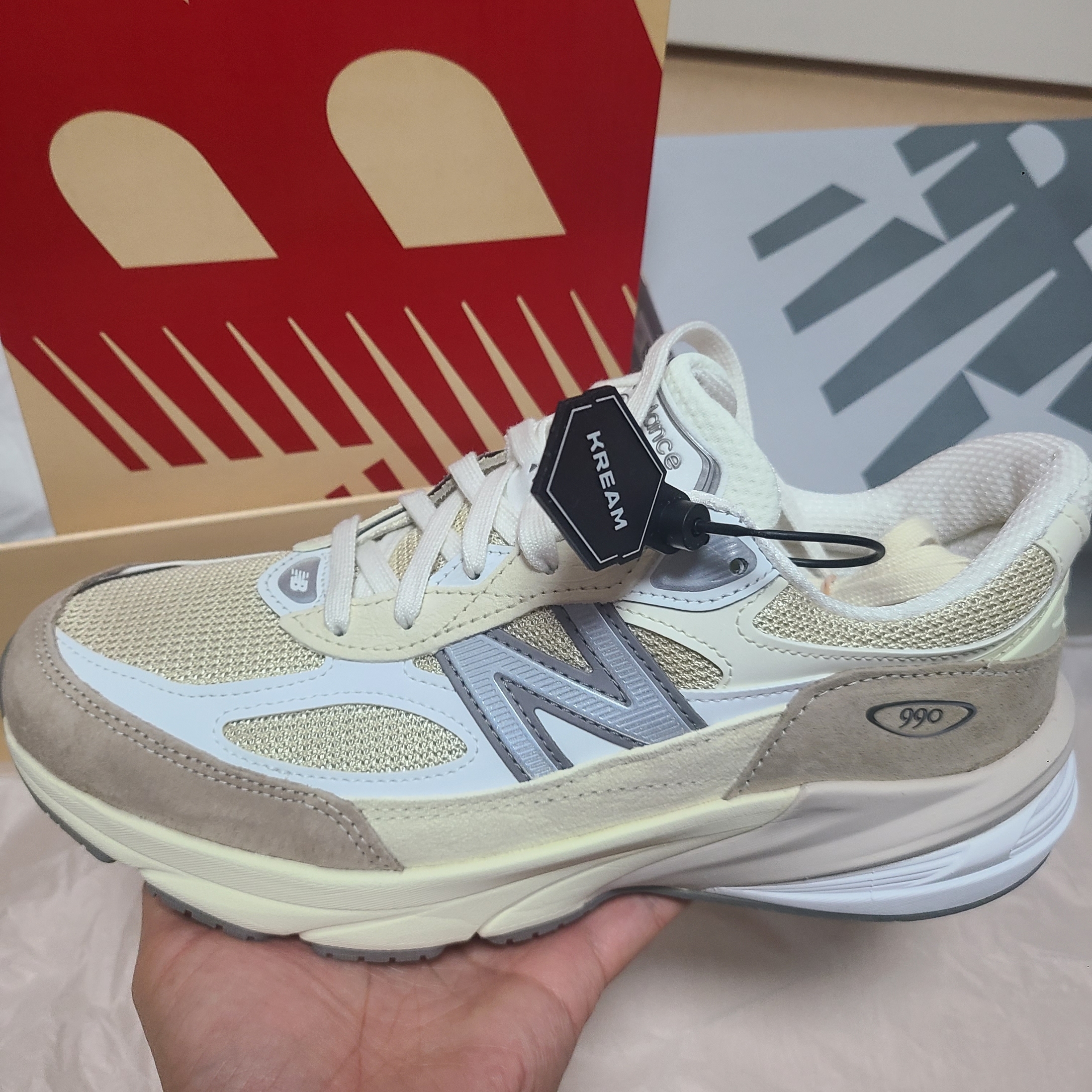 New Balance 990v6 Made in USA Cream Mindful Grey 착용 스타일 - 1