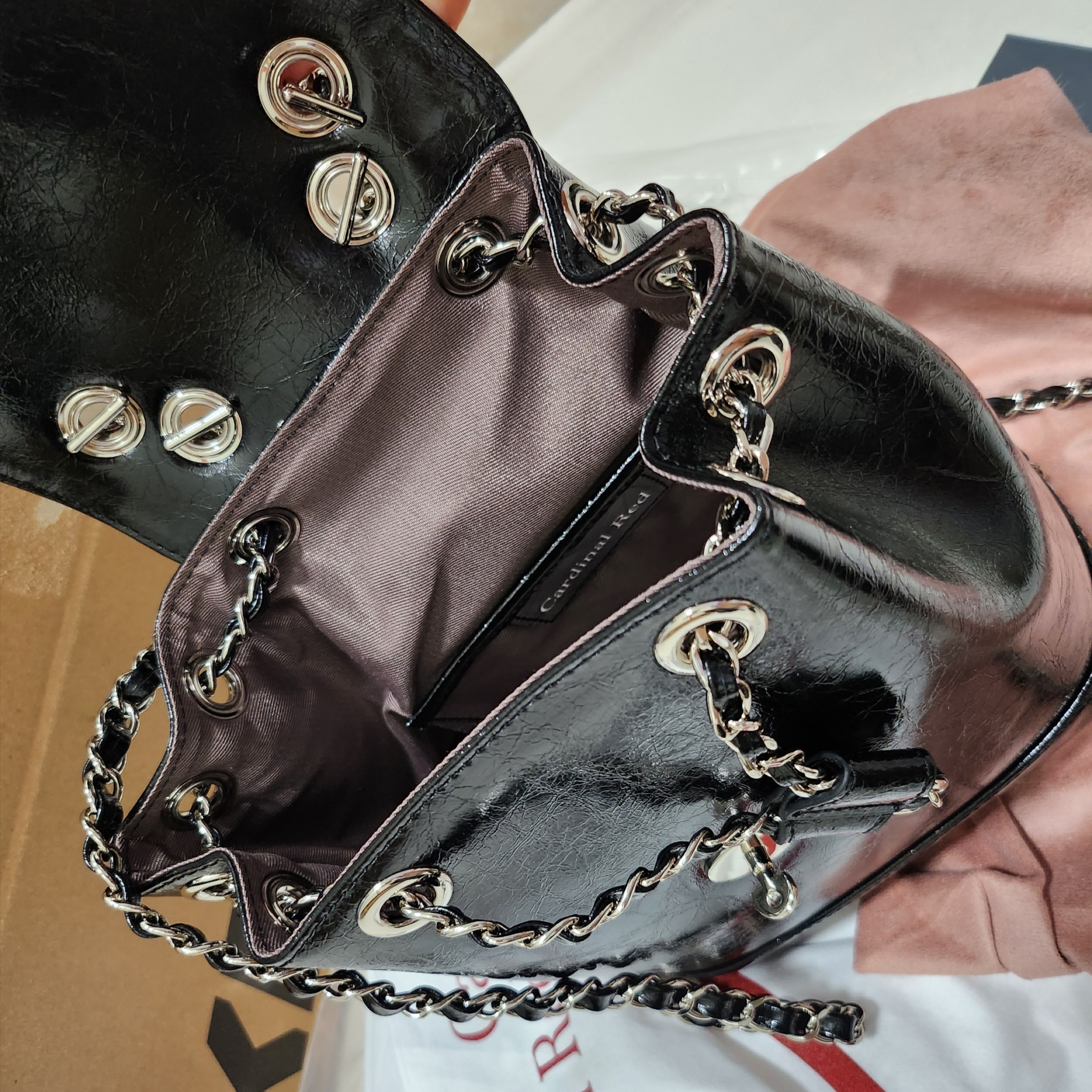 Cardinal Red Hawoo-A Bag Black 착용 스타일 - 3