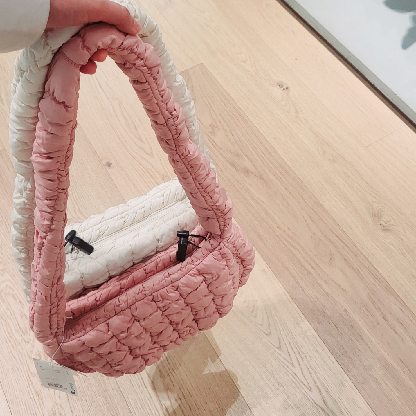 COS Quilted Messenger Bag Pink 착용 스타일