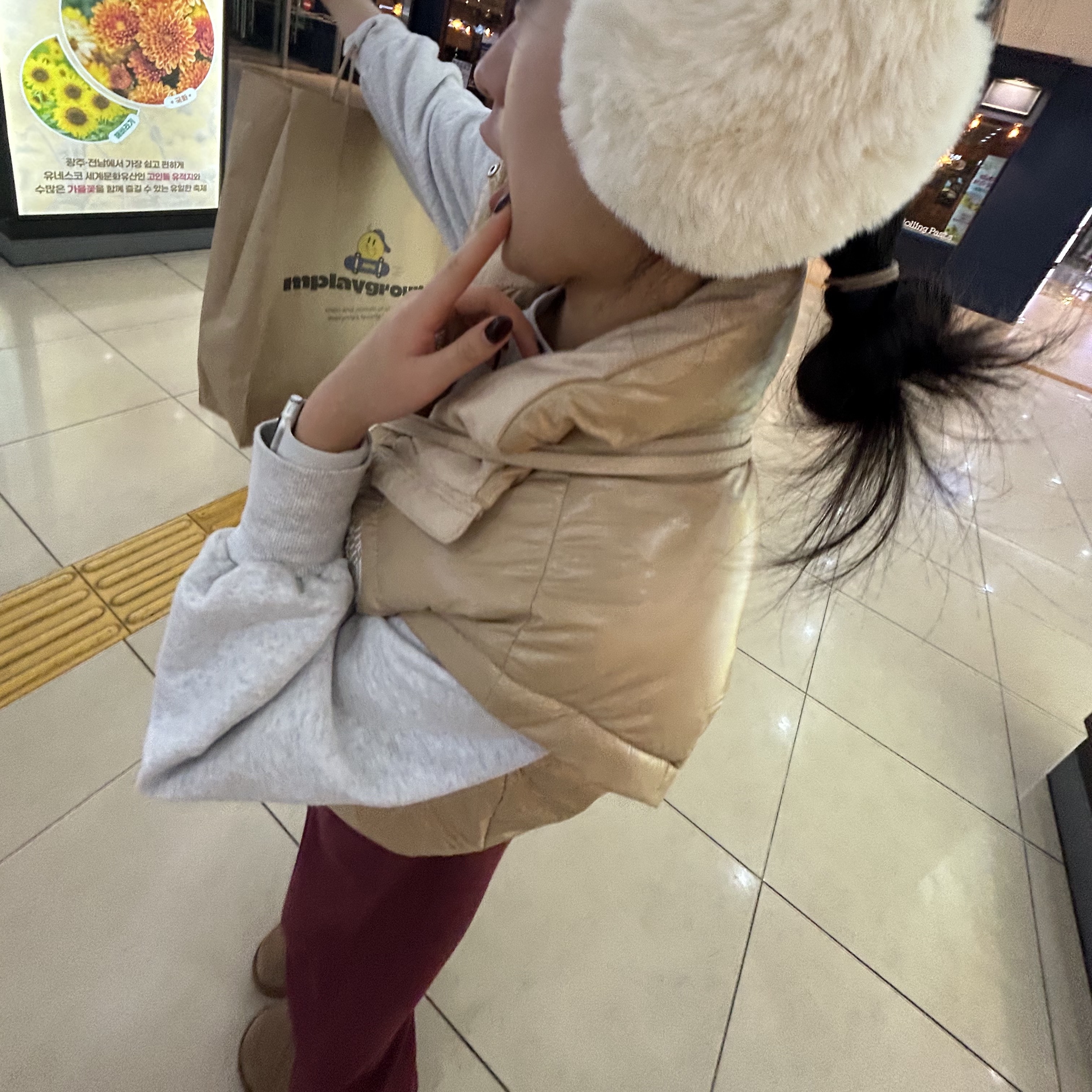 (W) The North Face White Label Glossy Detachable Down Jacket Gold Beige, Telfar Small Shopping Bag Cream 착용 스타일 - 2