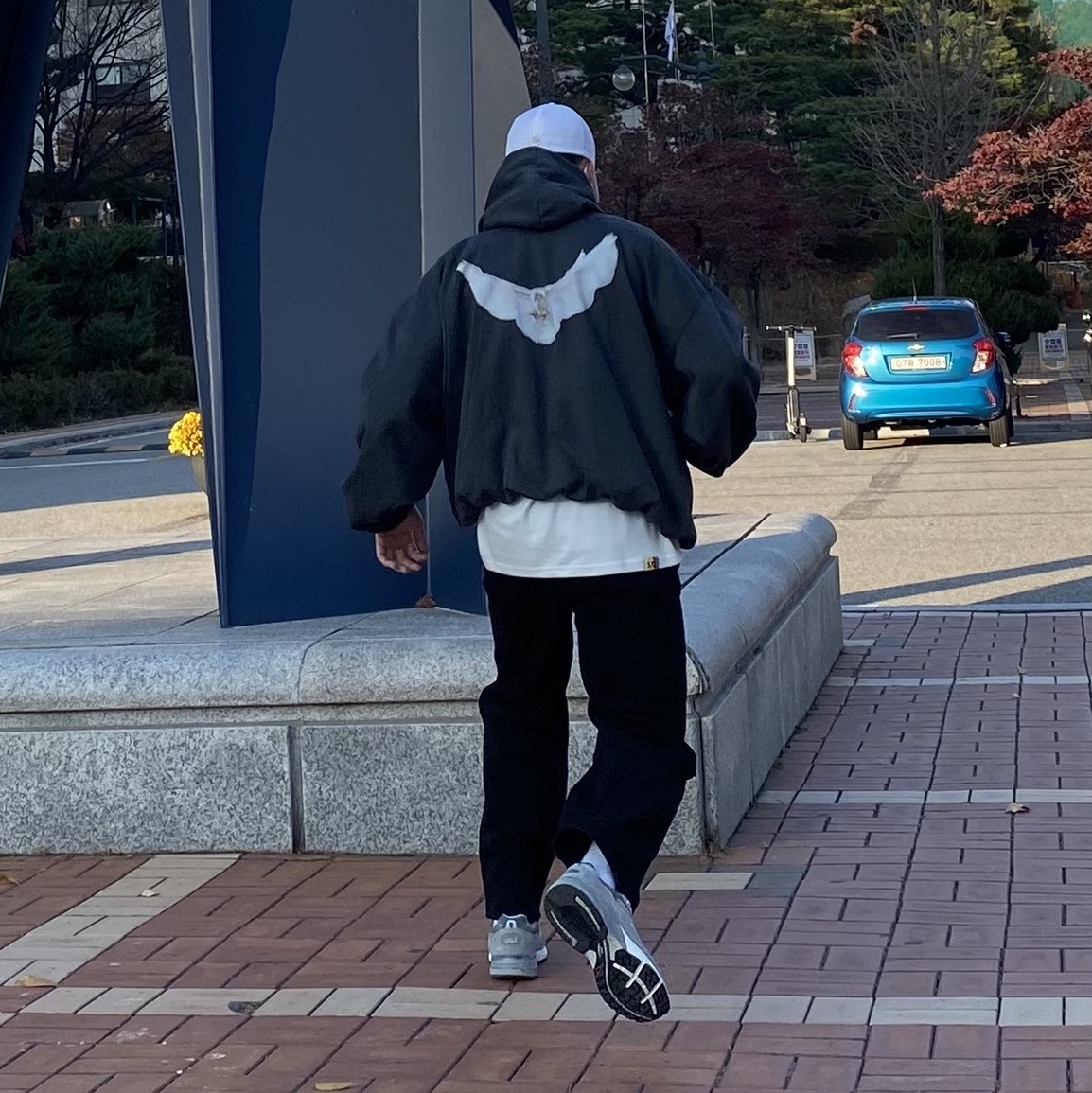 Yeezy Gap Engineered By Balenciaga Dove Hoodie Black, IAB Studio 10th Anniversary T-Shirt White 착용 스타일 - 4