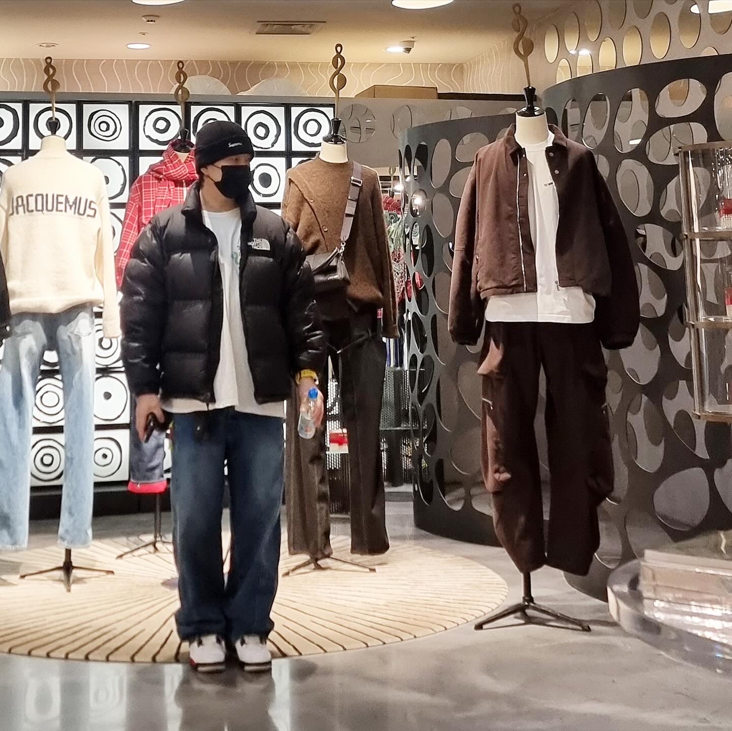 The North Face 1996 Eco Nuptse Jacket Black, Stussy Skull Crest T-Shirt White 착용 스타일 - 1