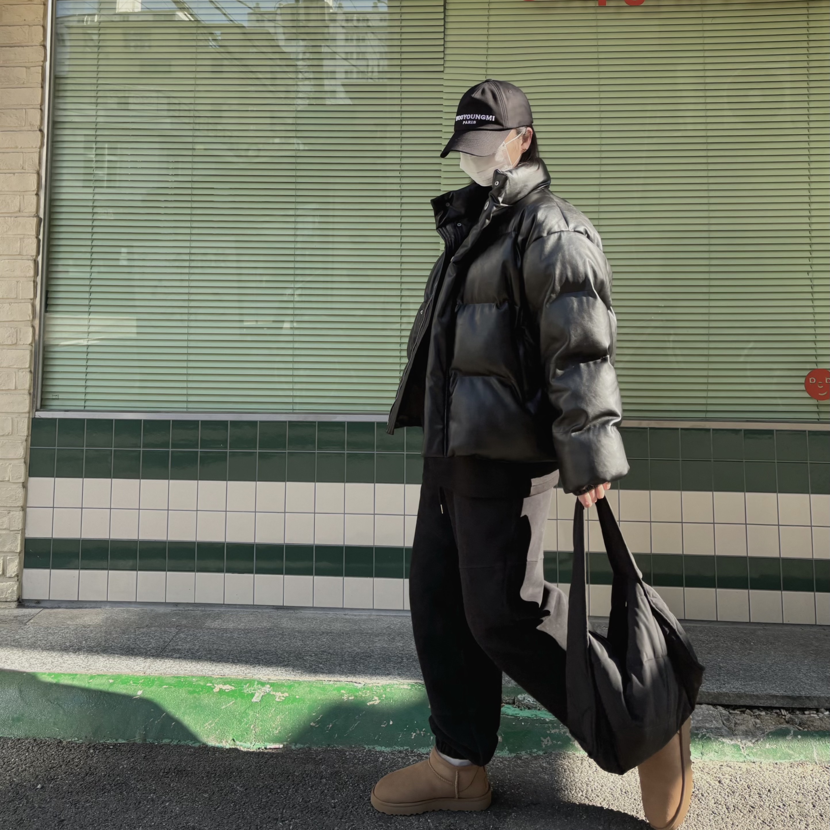 Wooyoungmi Embroidered Ball Cap Black, COS Diamond Quilted Hand Bag Black 착용 스타일