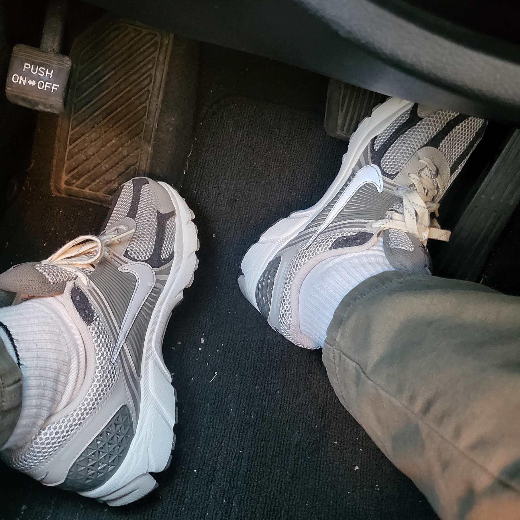 Nike Zoom Vomero 5 PRM Light Iron Ore and Flat Fewter 착용 스타일