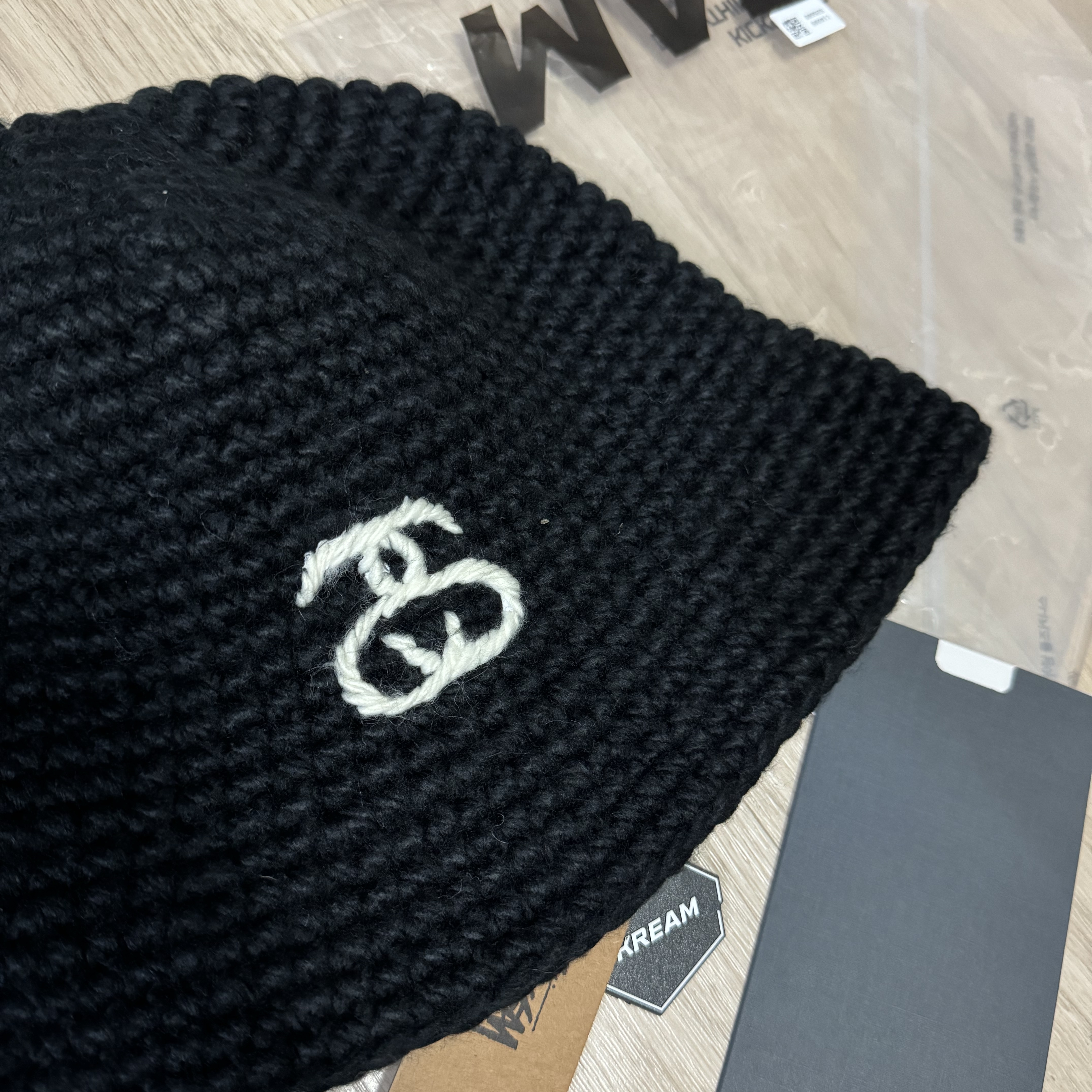 Stussy SS Link Knit Bucket Hat Black 착용 스타일