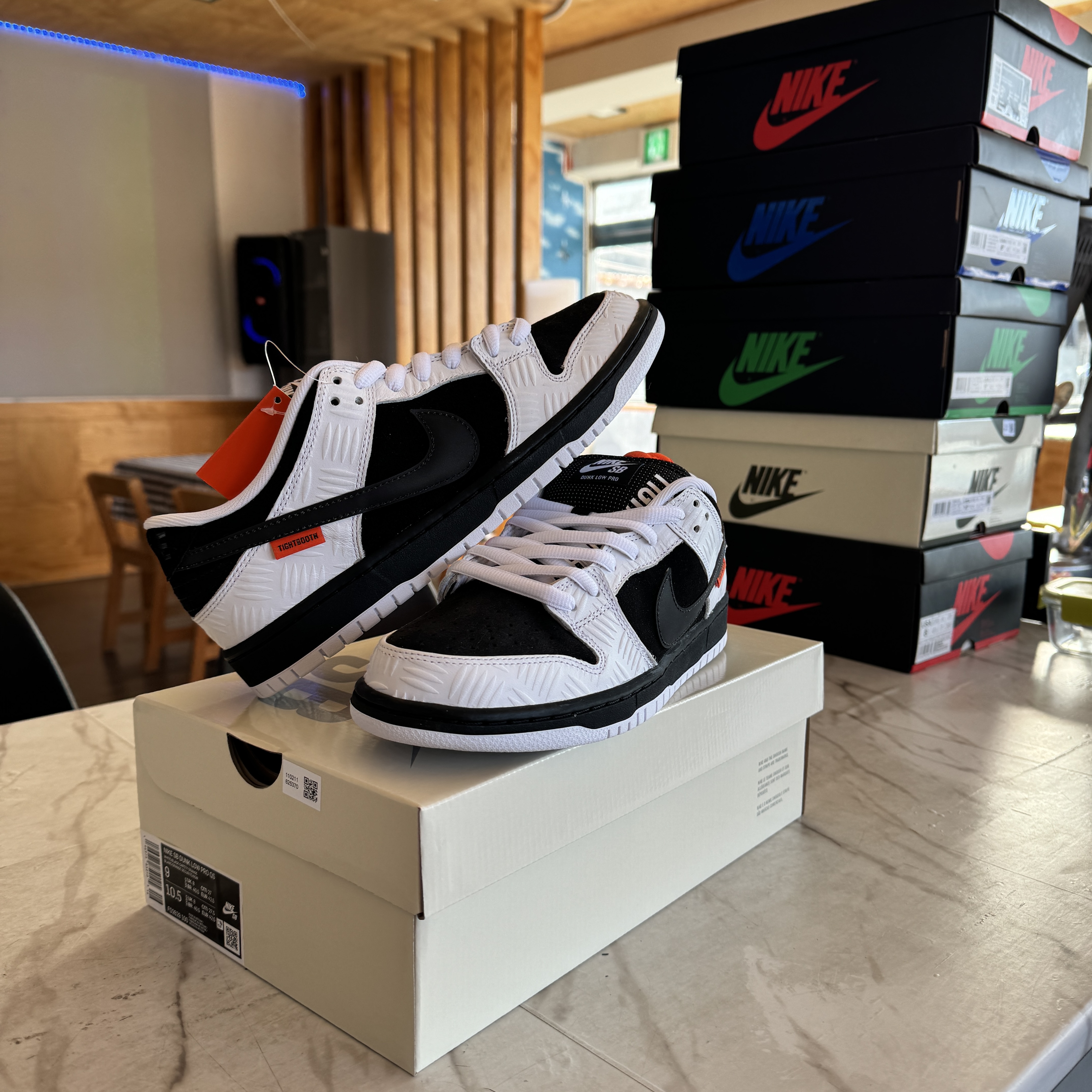 Nike x Tightbooth SB Dunk Low Pro Black and White, Jordan 1 Retro High OG Bred Banned 2016 착용 스타일 - 1