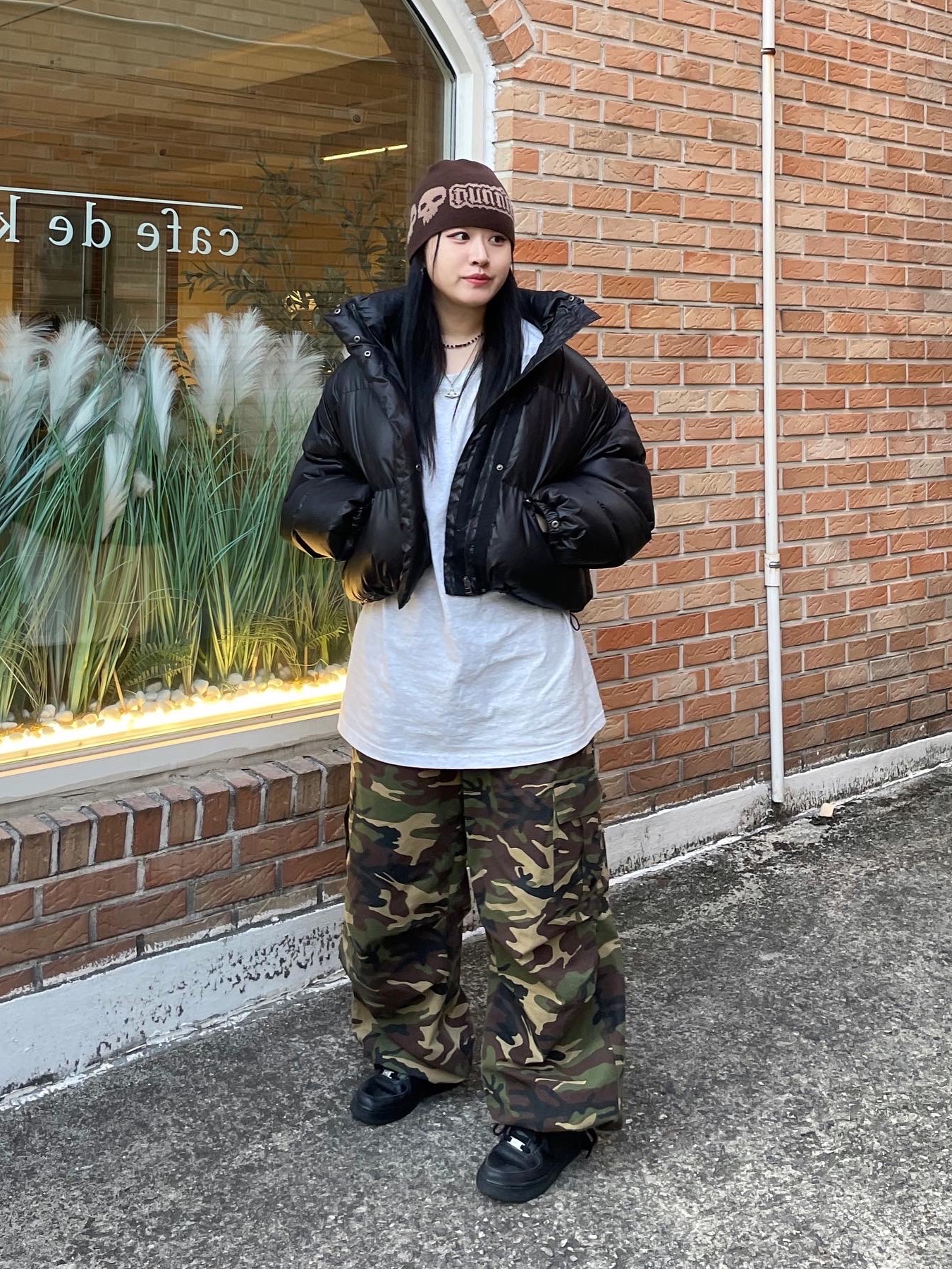 (W) Nike Air Force 1 '07 Low Triple Black, Vivienne Westwood Mini Bas Relief Pendant Silver 착용 스타일 - 2