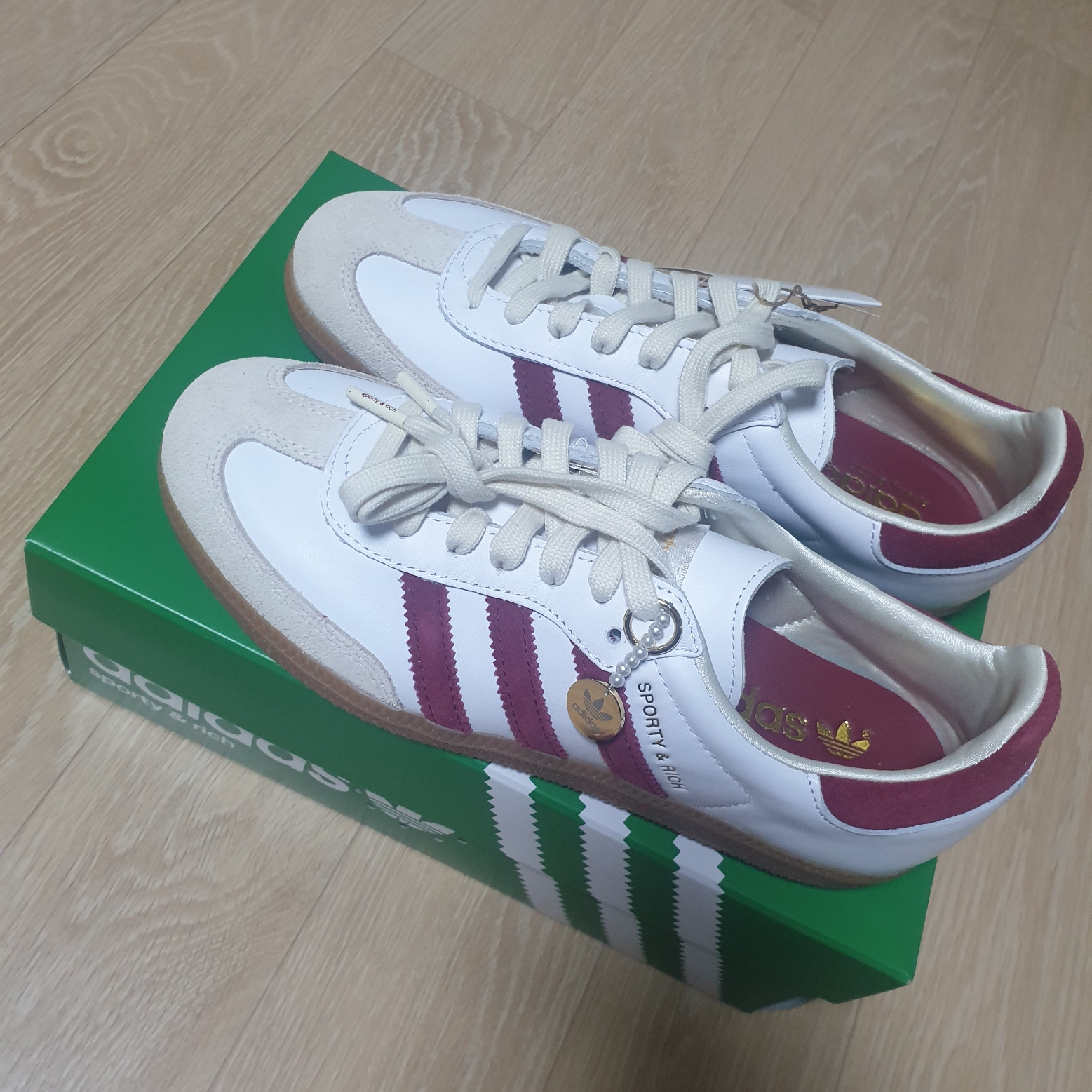 Adidas x Sporty & Rich Samba OG Cloud White Collegiate Burgundy 착용 스타일