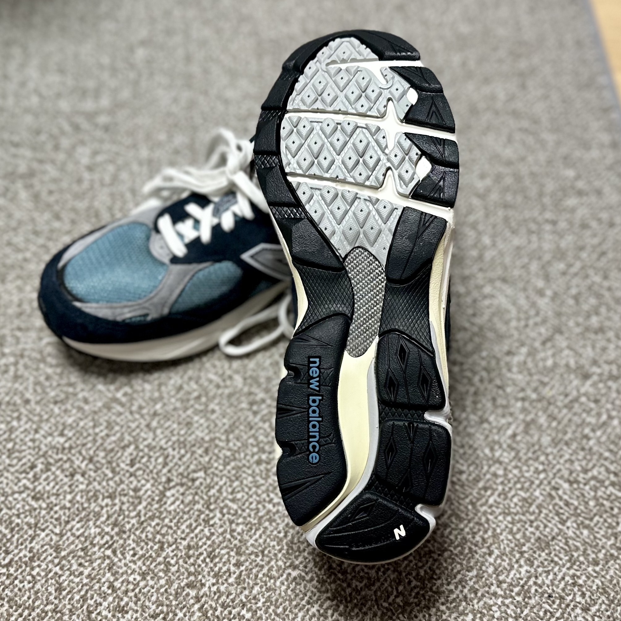New Balance 990v3 Made in USA Navy Spring Tide 착용 스타일 - 2