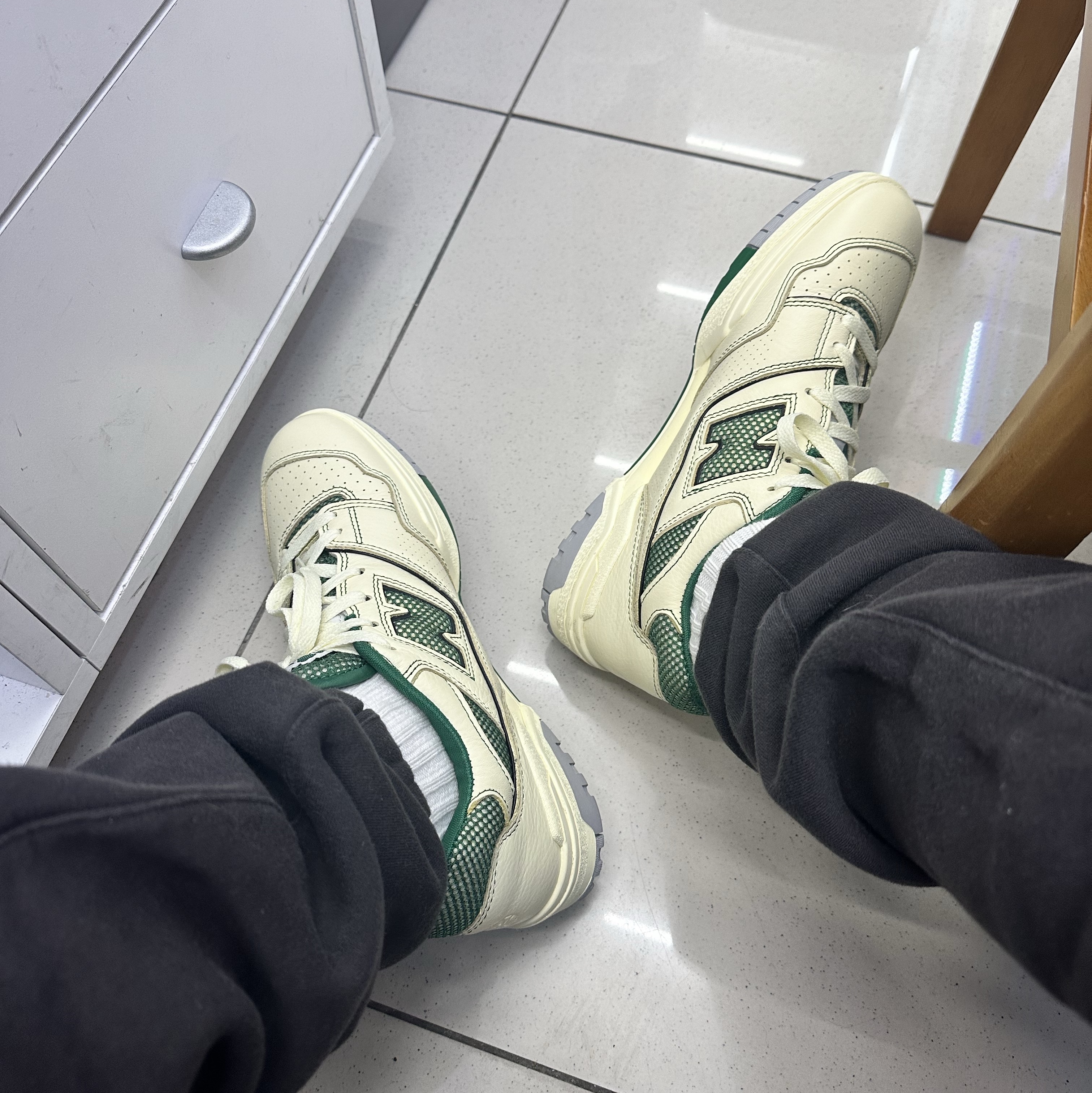 New Balance x Aime Leon Dore 550 Dawn Glow Classic Pine, Essentials 1977 Relaxed Sweatpants Iron - 22SS 착용 스타일