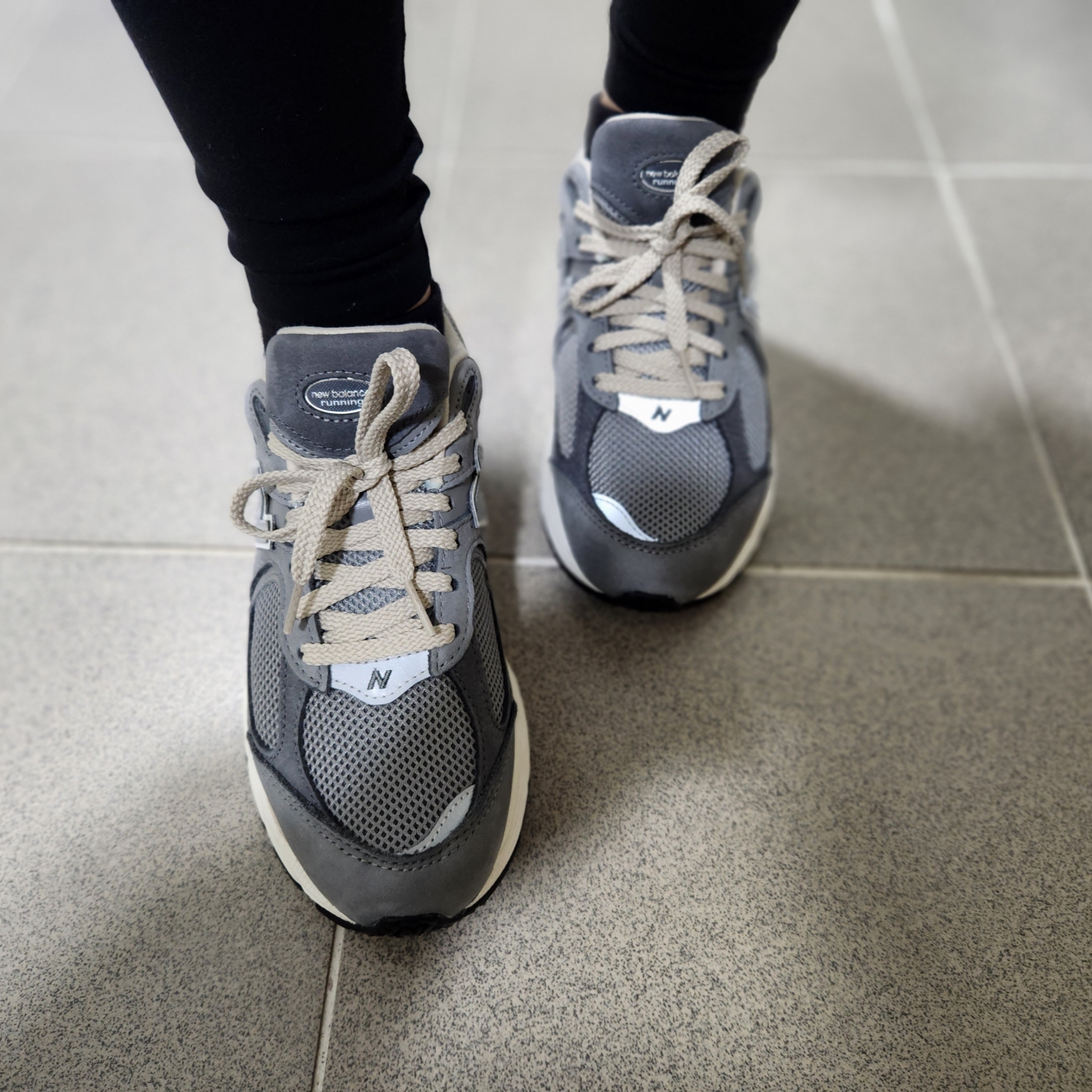 New Balance 2002R Premium Vintage Grey 착용 스타일