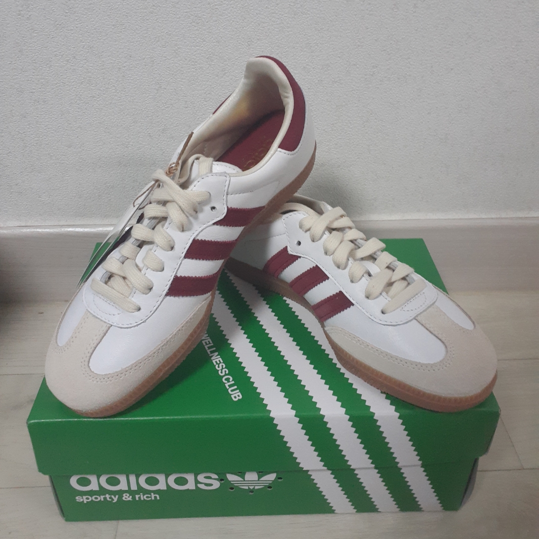 Adidas x Sporty & Rich Samba OG Cloud White Collegiate Burgundy 착용 스타일