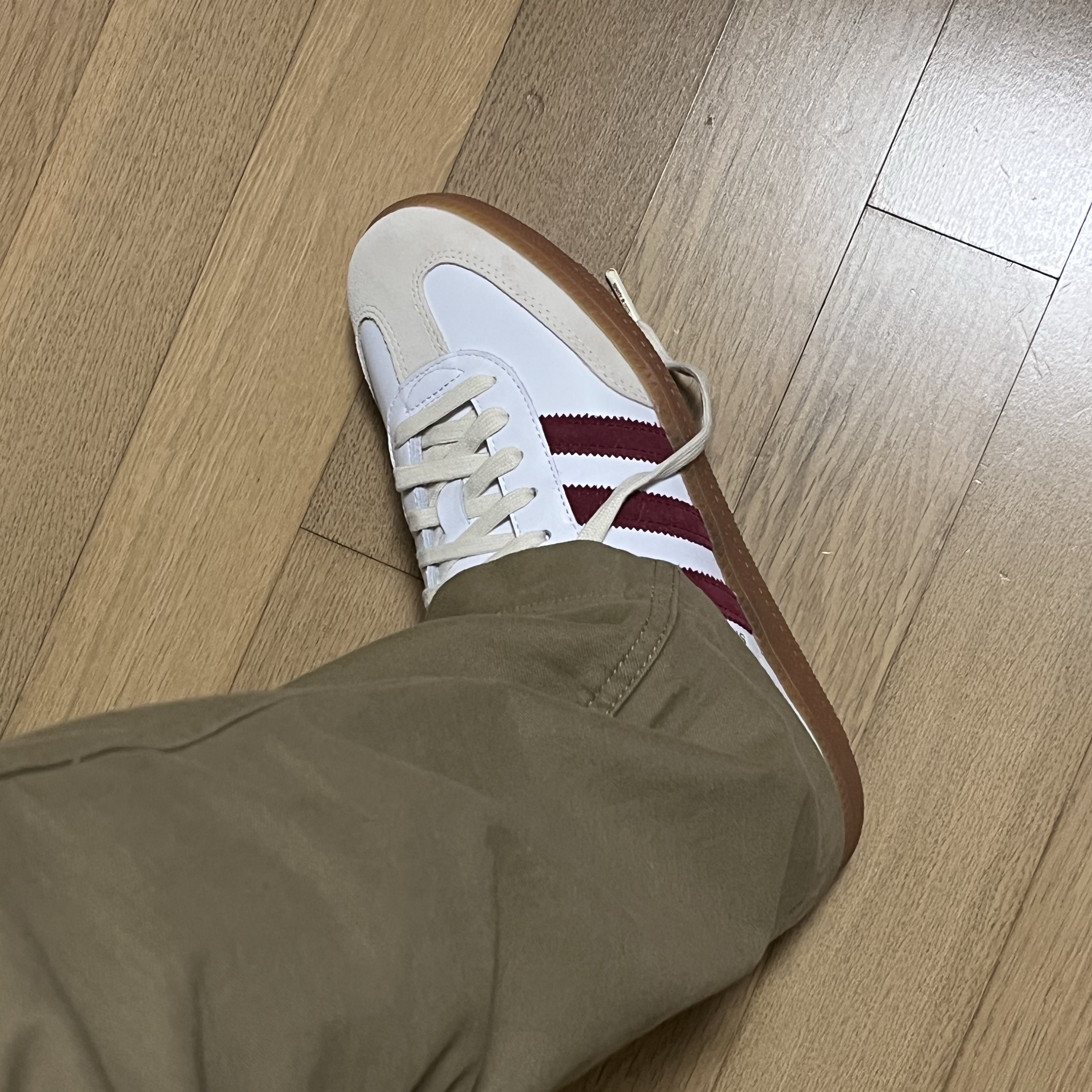 Adidas x Sporty & Rich Samba OG Cloud White Collegiate Burgundy 착용 스타일 - 2