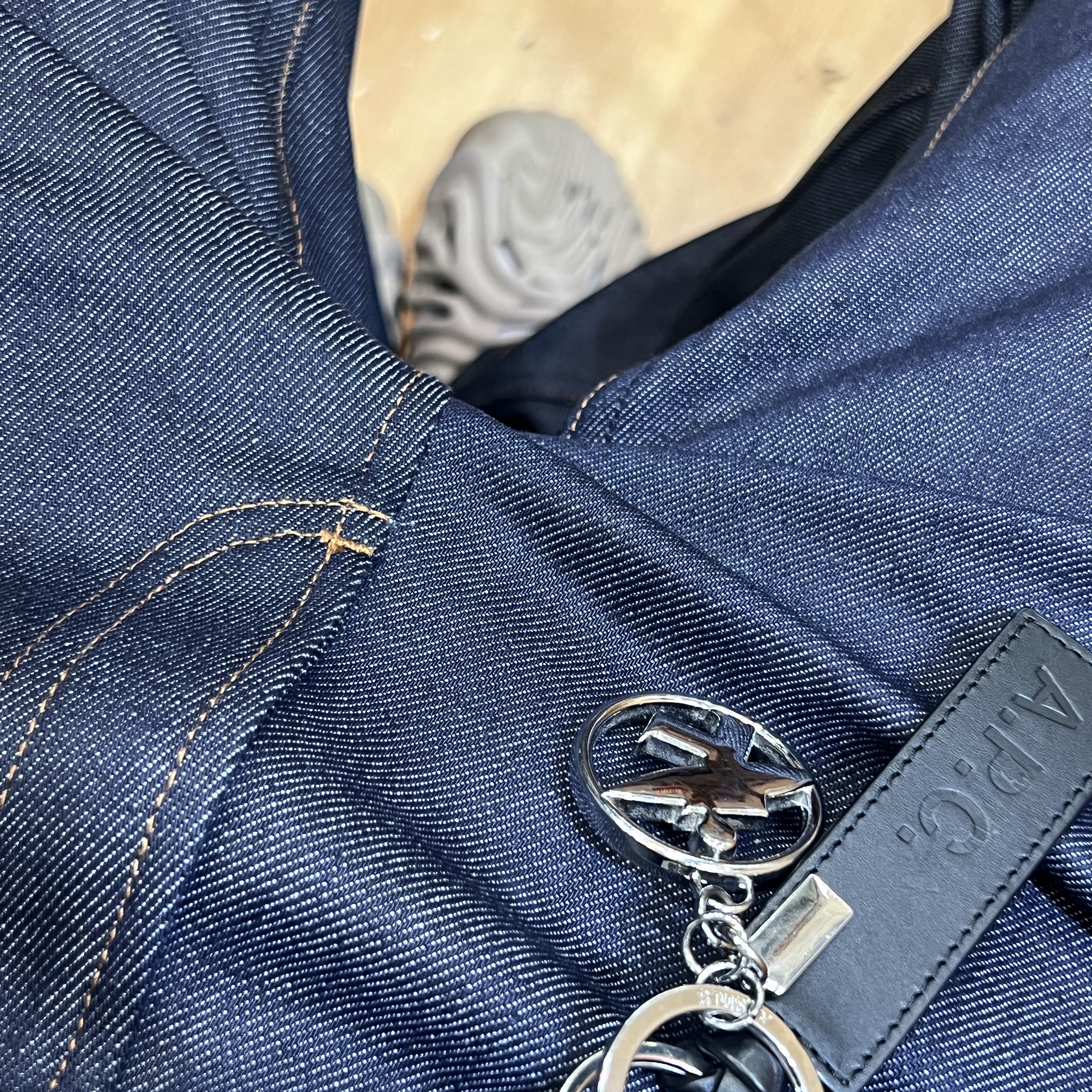 Stussy Surfman Keychain Silver 착용 스타일