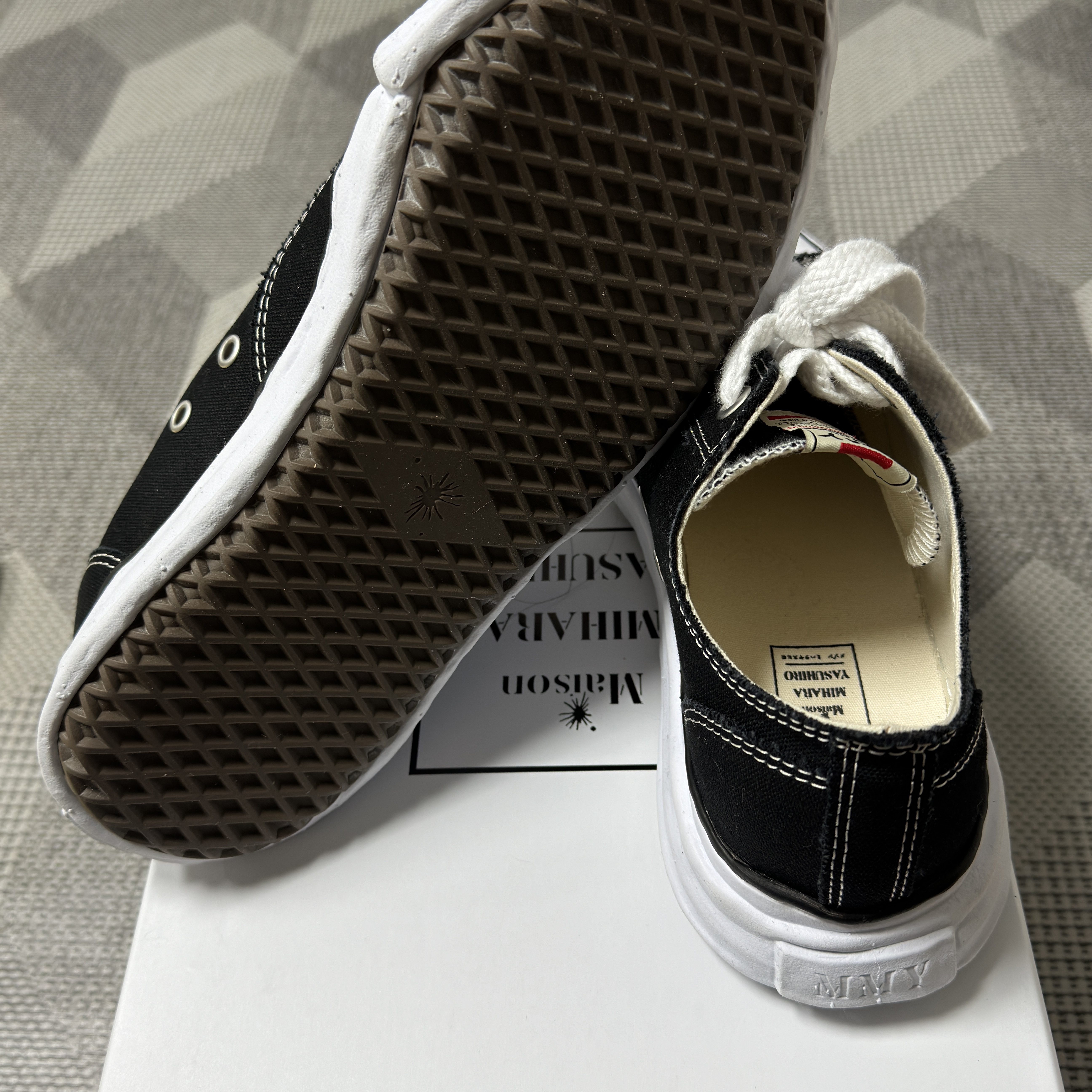Maison Mihara Yasuhiro Peterson OG Sole Canvas Low Sneakers Black 착용 스타일 - 3