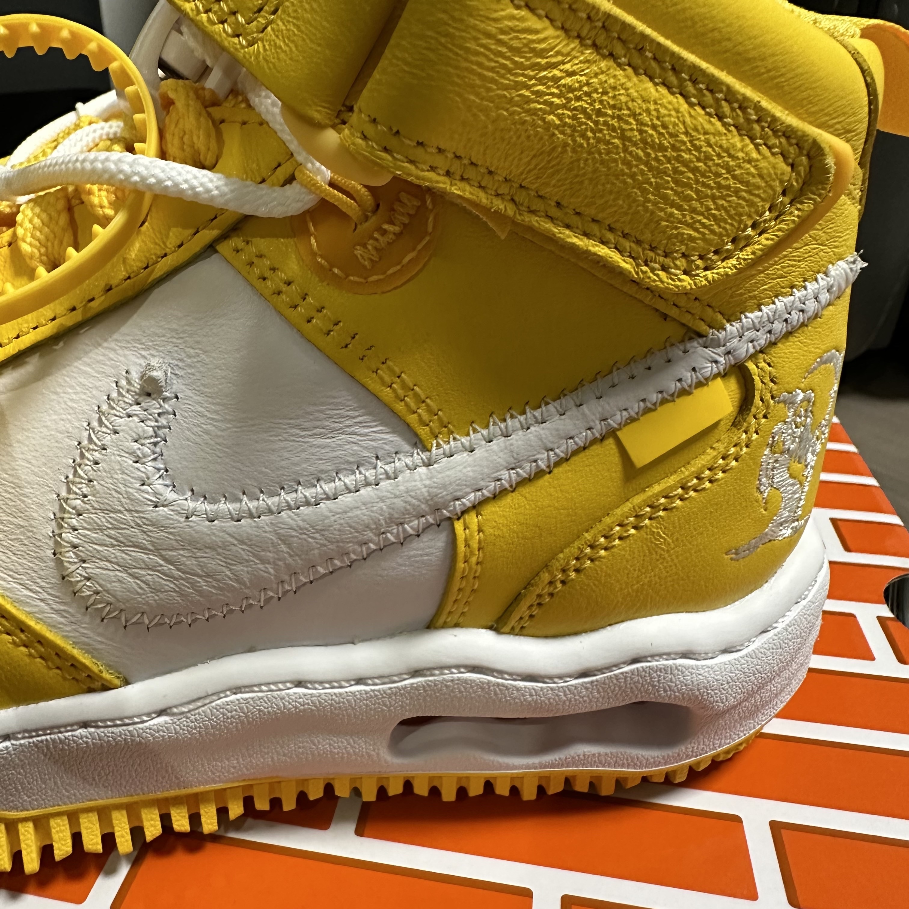 Nike x Off-White Air Force 1 Mid SP Leather Varsity Maize 착용 스타일 - 3