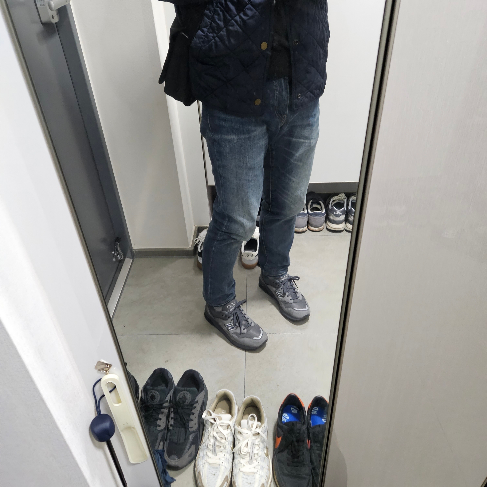 New Balance 1600 Dark Grey 착용 스타일