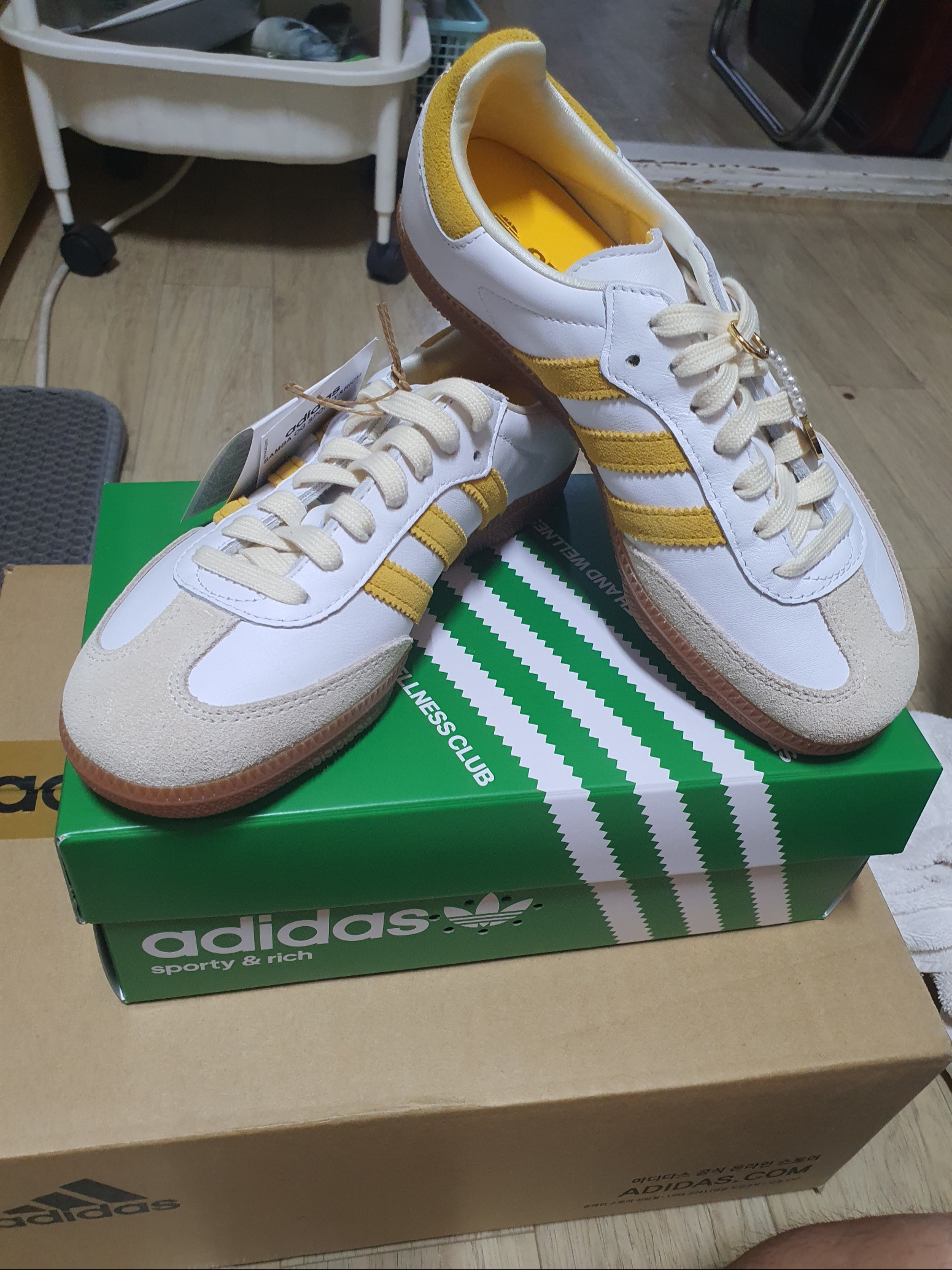 Adidas x Sporty & Rich Samba OG Cloud White Bold Gold 착용 스타일 - 2