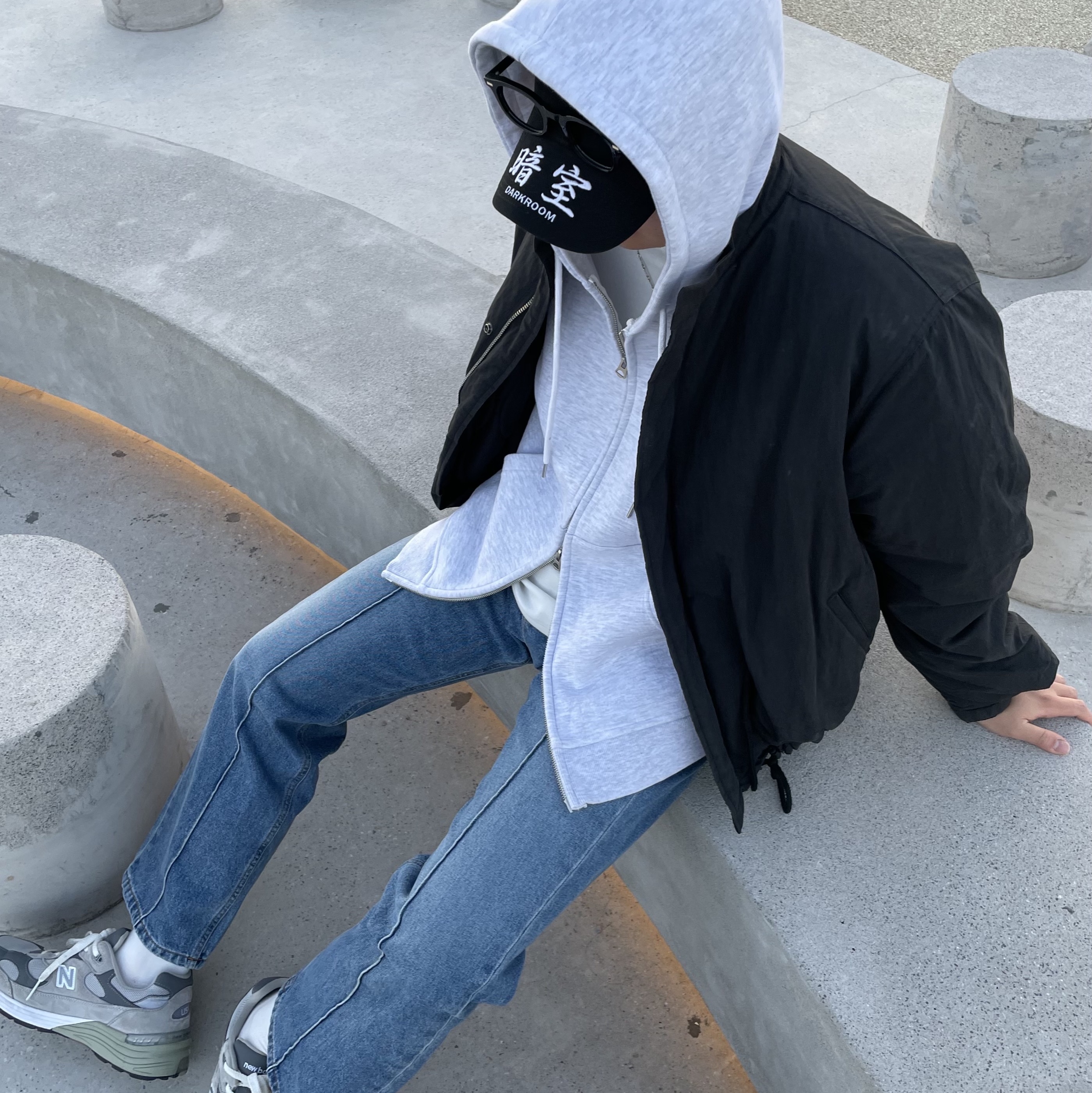 Darkr8m Studio x New Era Unstructured Ball Cap Black, New Balance 992 Made in USA Grey - D Standard 착용 스타일