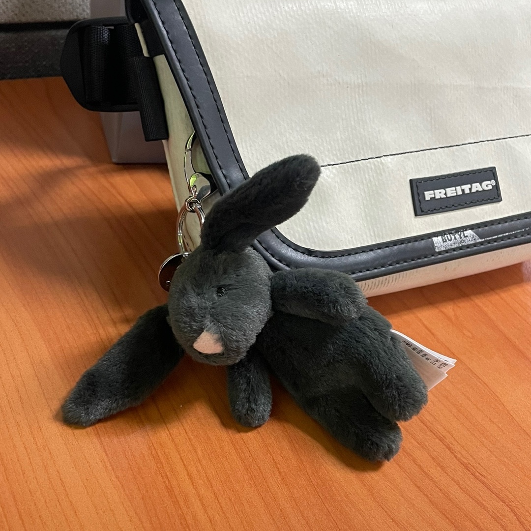 Jellycat Bashful Bunny Bag Charm Ink 착용 스타일 - 2