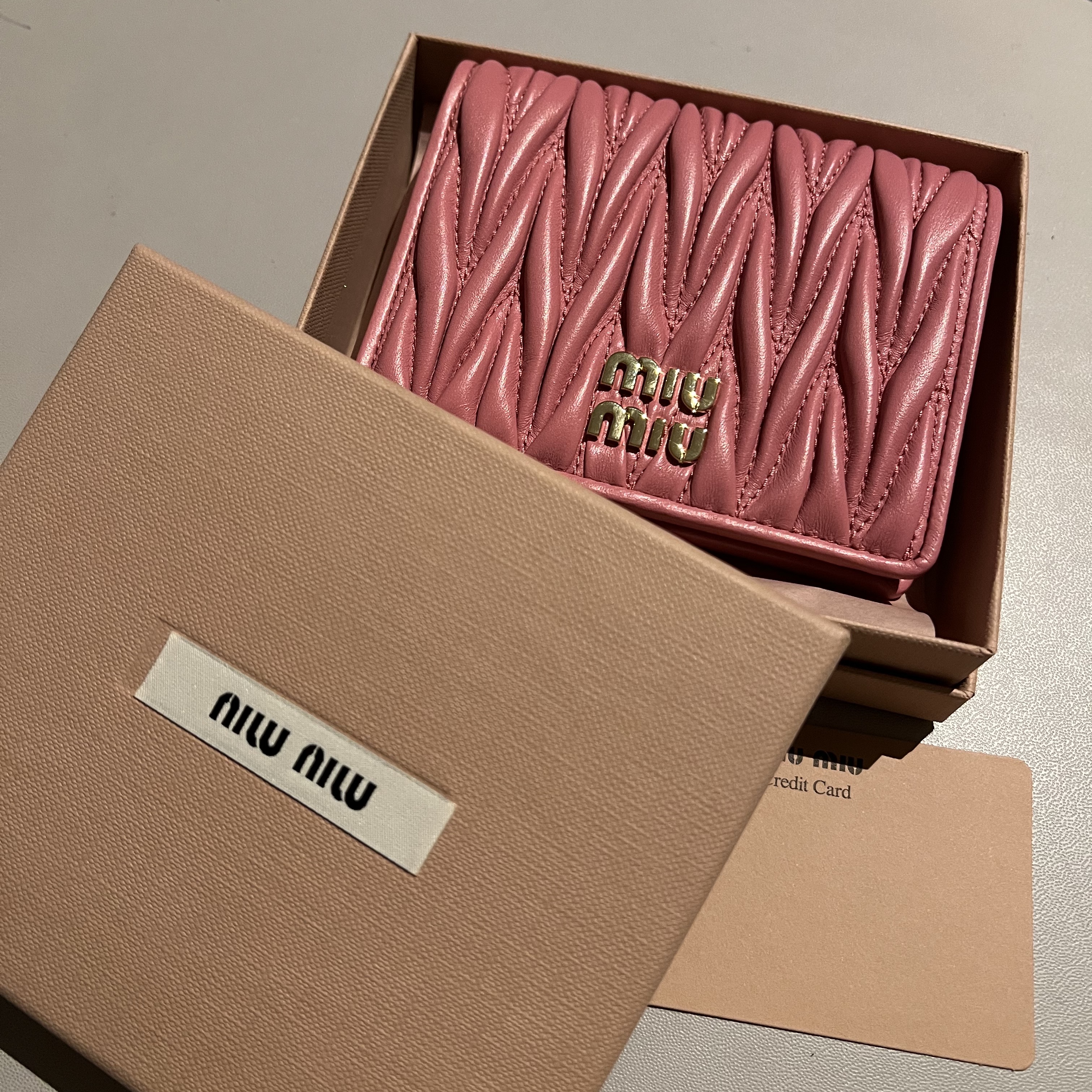 Miu Miu Matelasse Nappa Leather Wallet Begonia Pink 착용 스타일