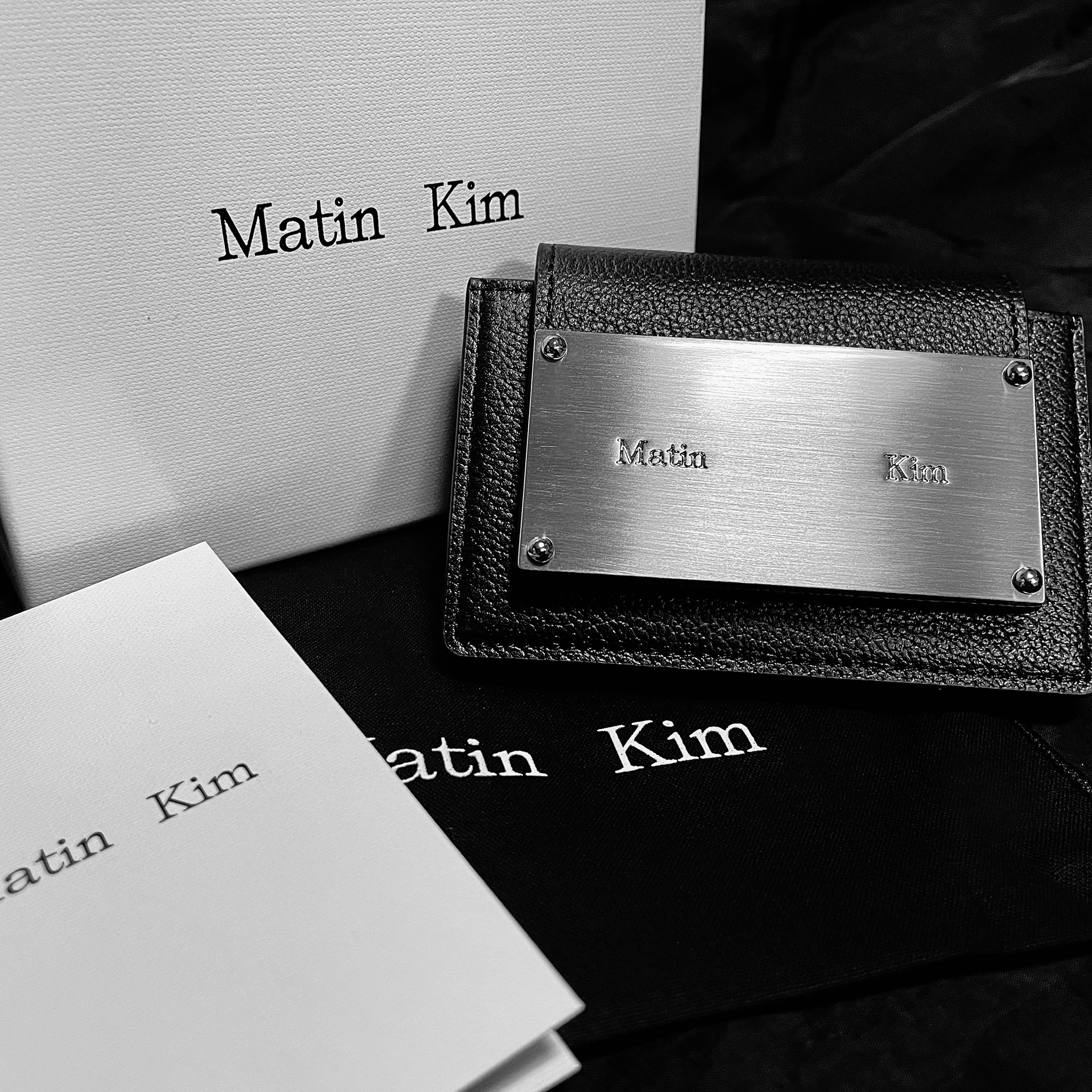 Matin Kim Accordion Wallet Black 착용 스타일