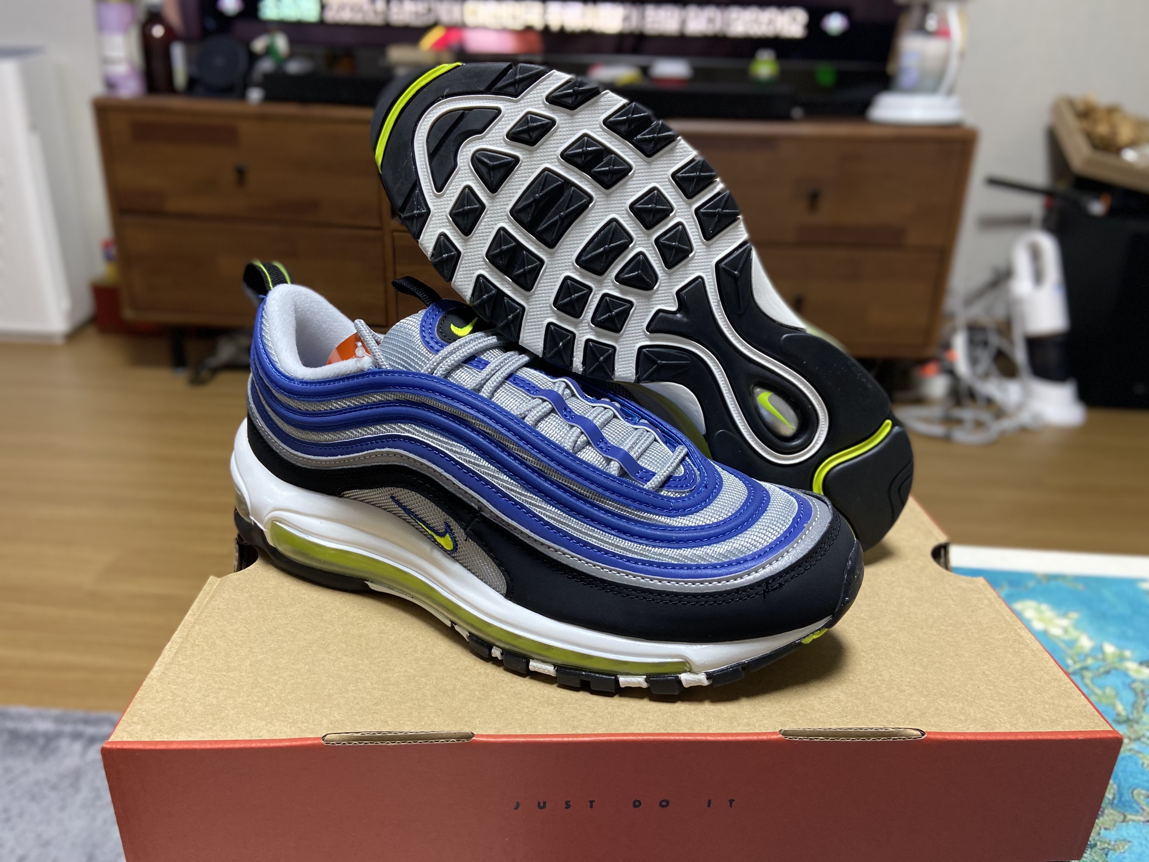 Nike Air Max 97 OG Atlantic Blue and Voltage Yellow 착용 스타일 - 5