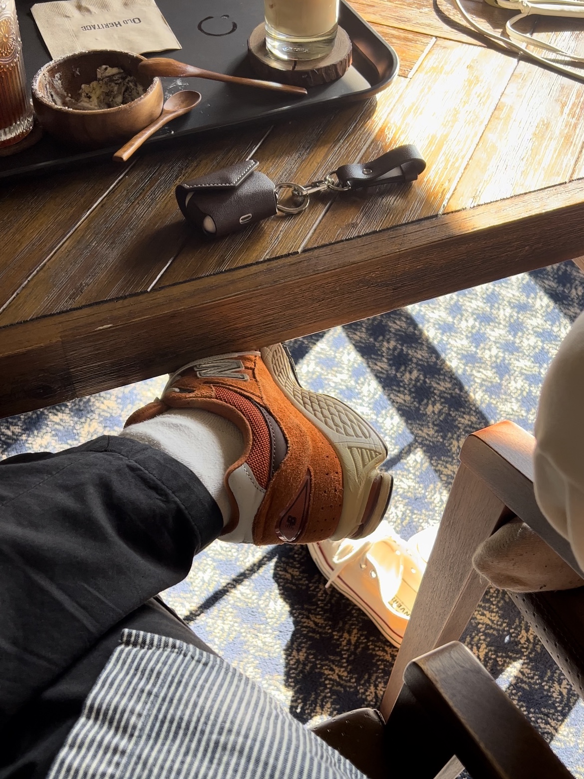 New Balance 2002R Rust Oxide, Converse Chuck 70 Ox White - Standard 착용 스타일