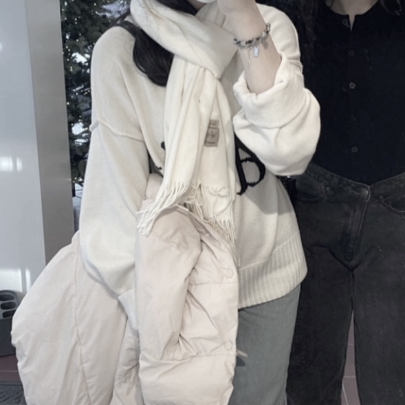 Matin Kim Big Logo Knit Pullover Black, Burberry Mini Classic Vintage Check Cashmere Muffler Archive Beige 착용 스타일 - 1
