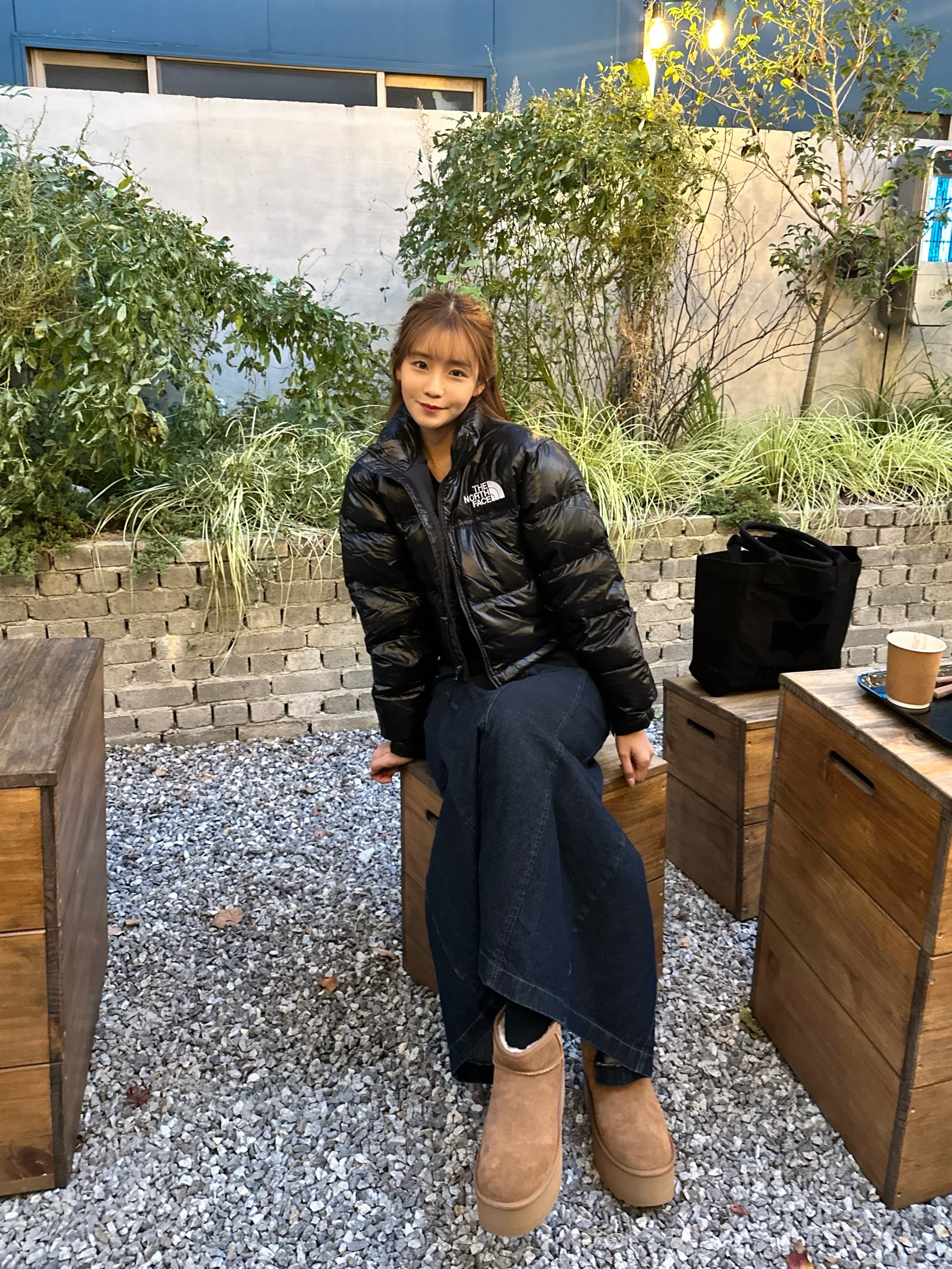 (W) UGG Classic Ultra Mini Platform Boots Chestnut, Isabel Marant Small Yenky Logo Tote Bag Black 착용 스타일 - 2