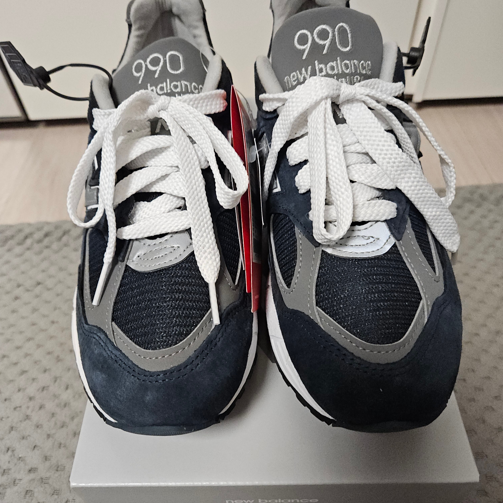 New Balance 990v2 Made in USA Navy 착용 스타일 - 1
