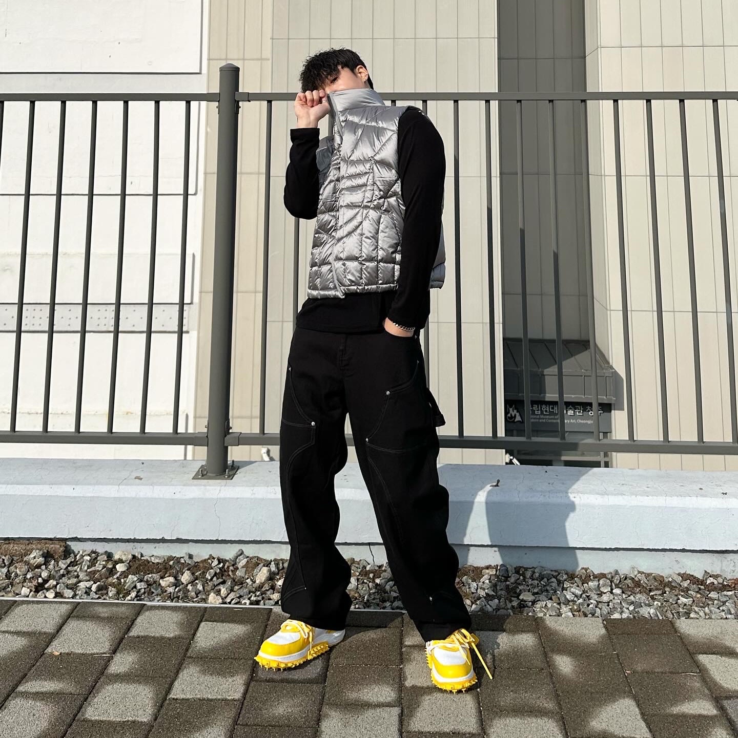 Nike x Off-White Air Force 1 Mid SP Leather Varsity Maize 착용 스타일 - 1