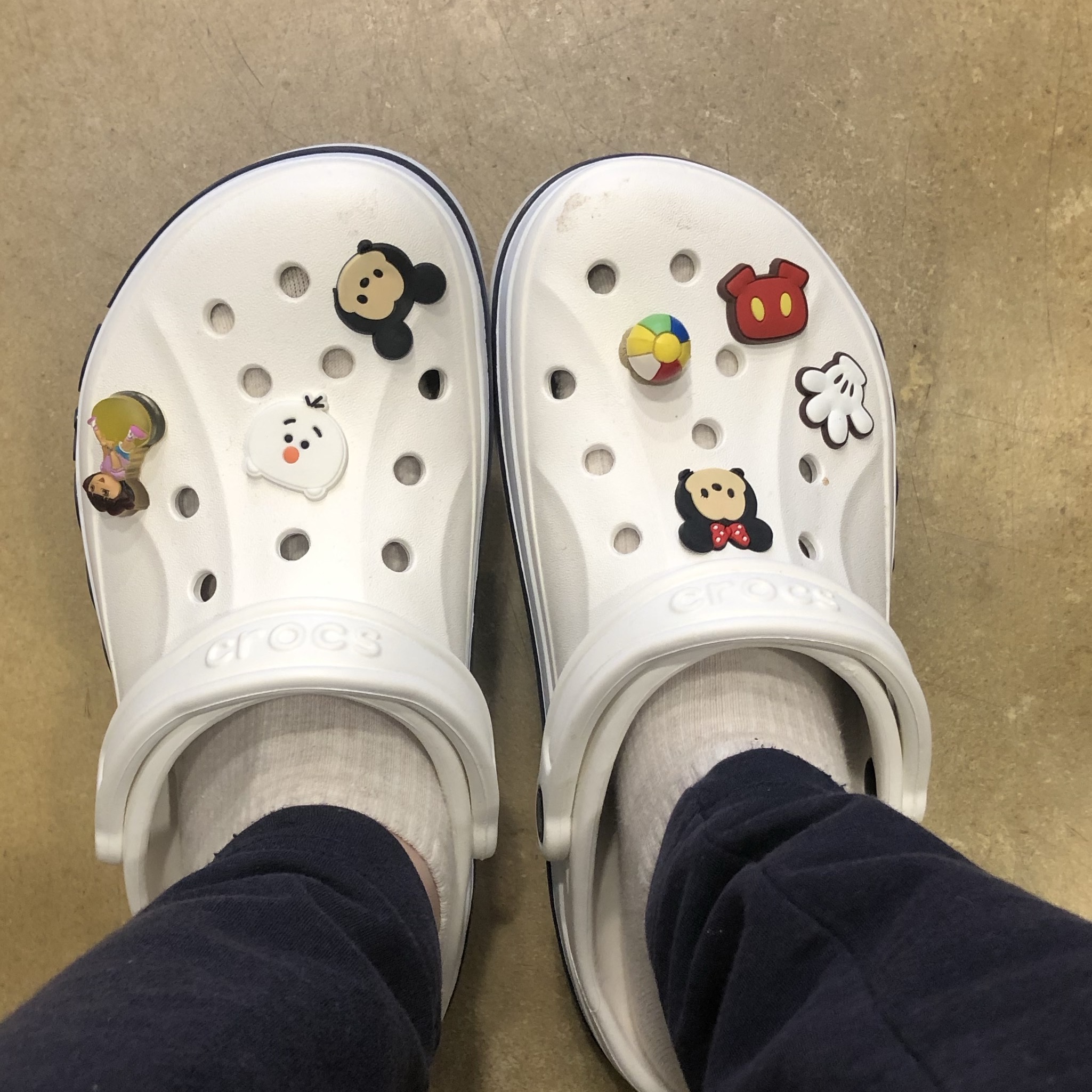 Crocs Bayaband Clog White Navy 착용 스타일