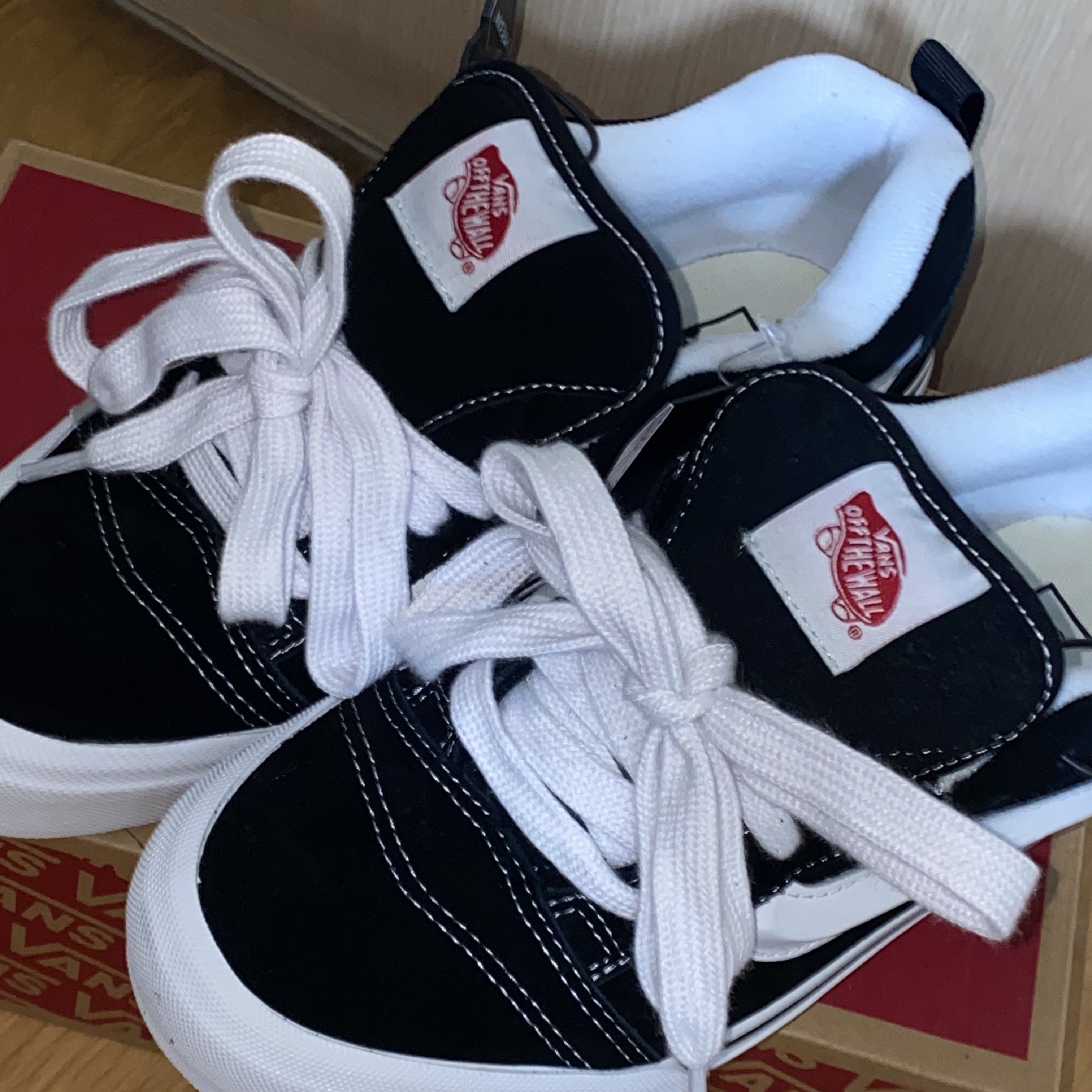 Vans Knu-Skool Black True White 착용 스타일