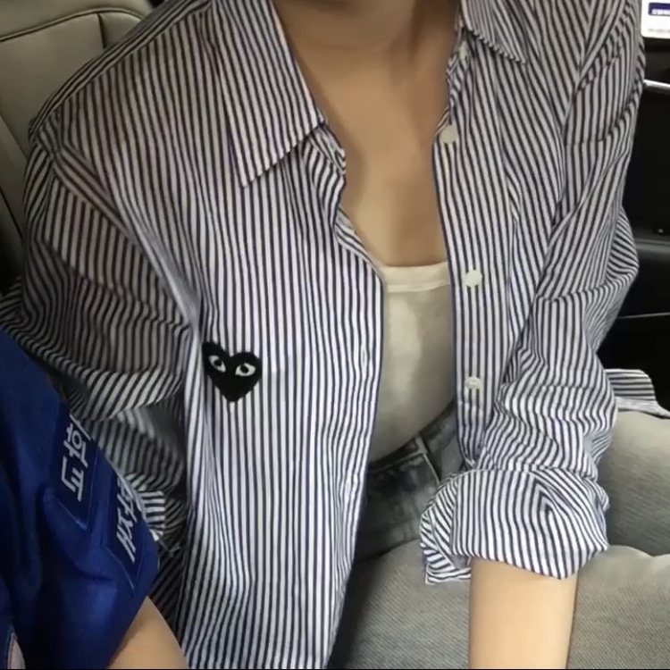 Play Comme des Garcons Striped Black Heart Shirt Blue 착용 스타일 - 3