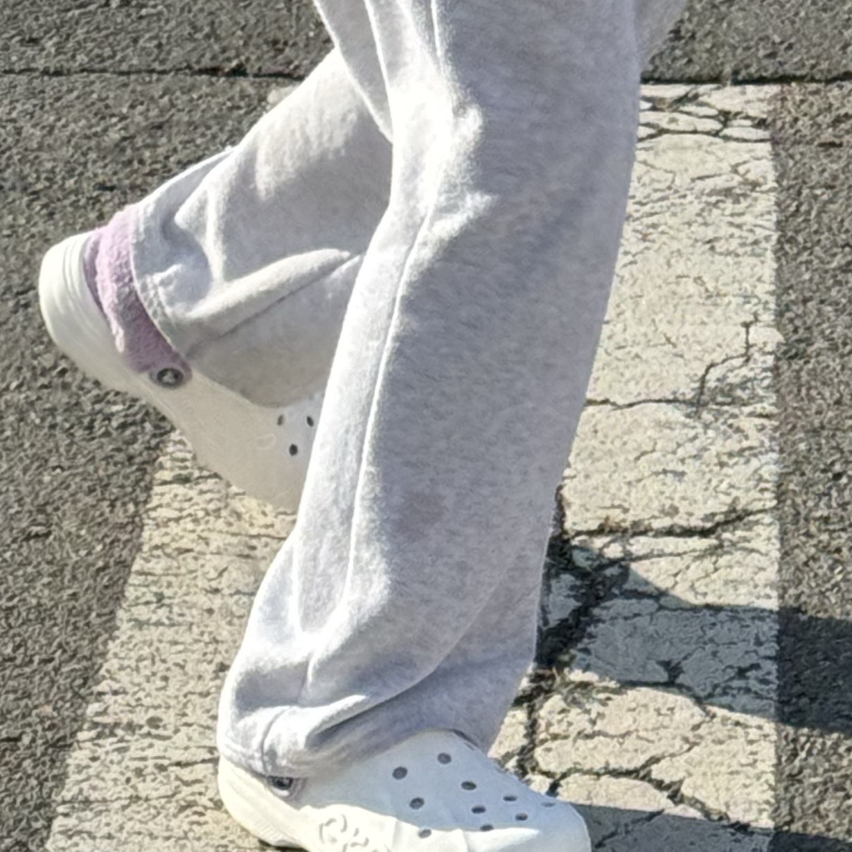 Crocs Baya Lined Fuzz-Strap Clog White Lavender 착용 스타일 - 2