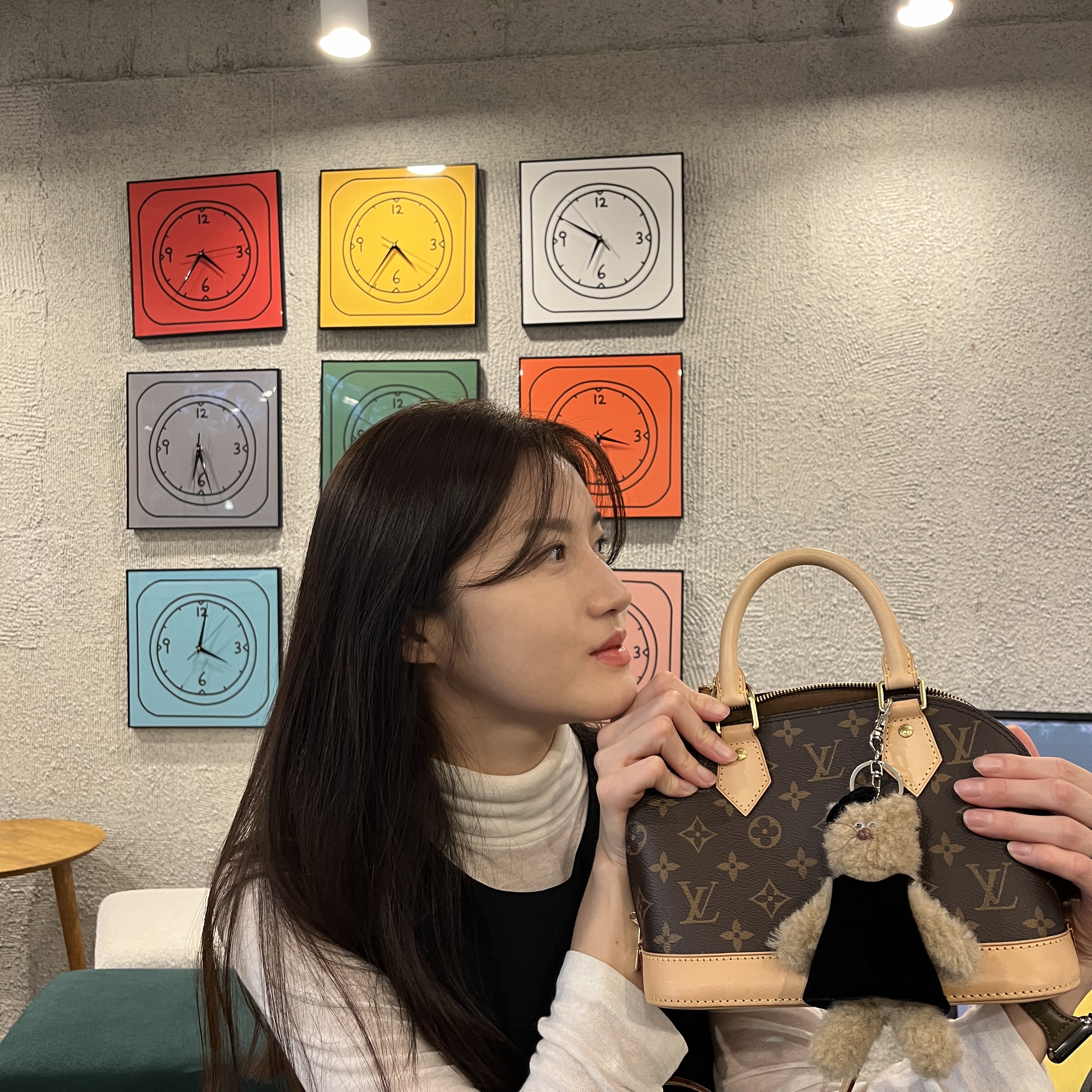 Louis Vuitton Alma BB Monogram 착용 스타일 - 4