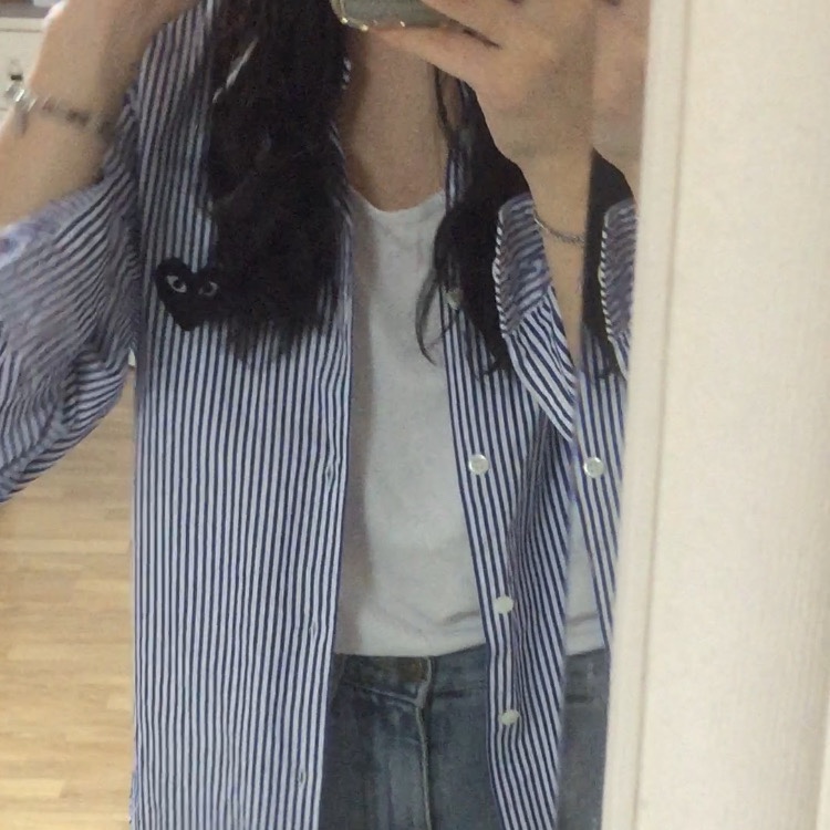 Play Comme des Garcons Striped Black Heart Shirt Blue 착용 스타일 - 2