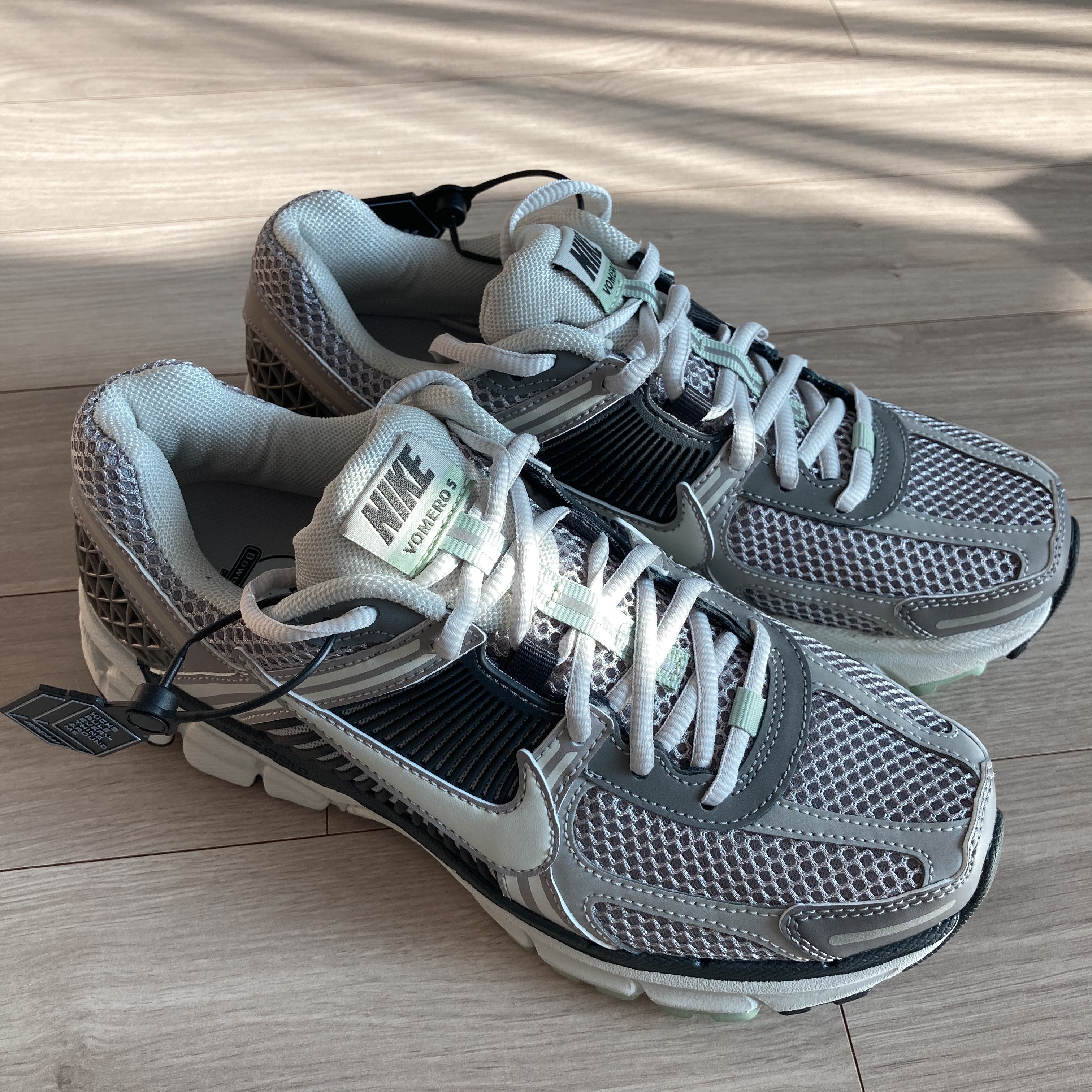 (W) Nike Zoom Vomero 5 Cobblestone and Flat Pewter 착용 스타일 - 1