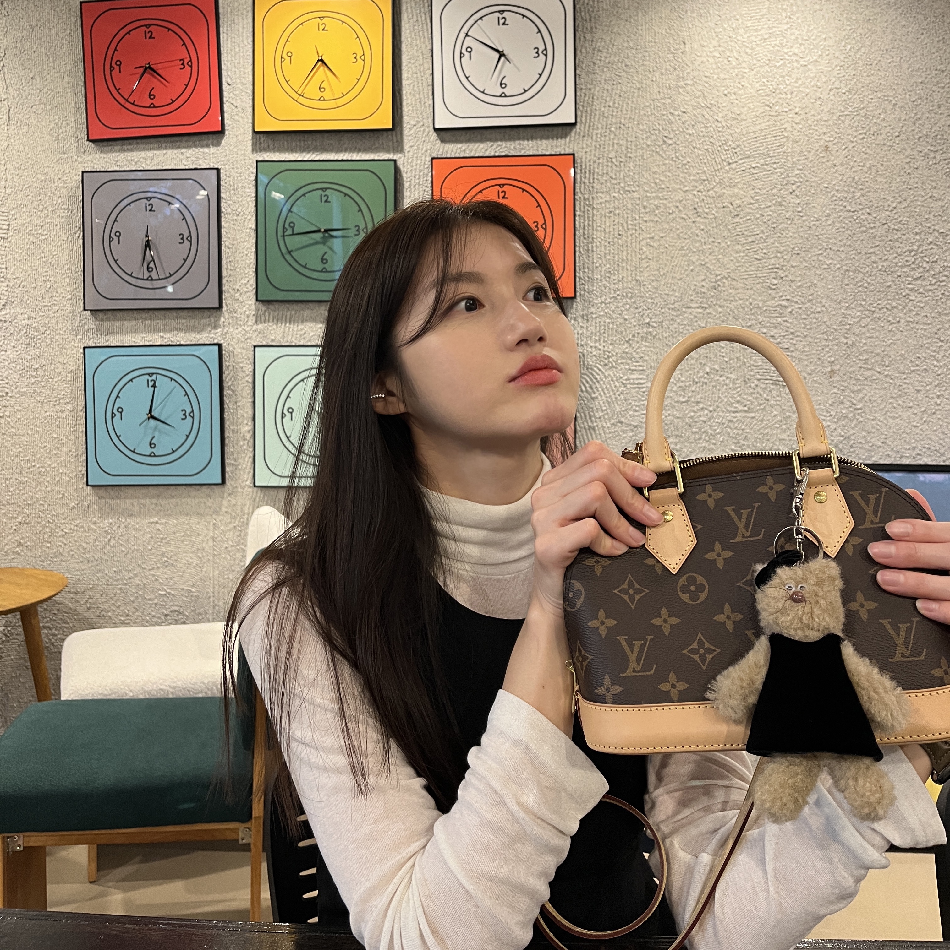 Louis Vuitton Alma BB Monogram 착용 스타일 - 1