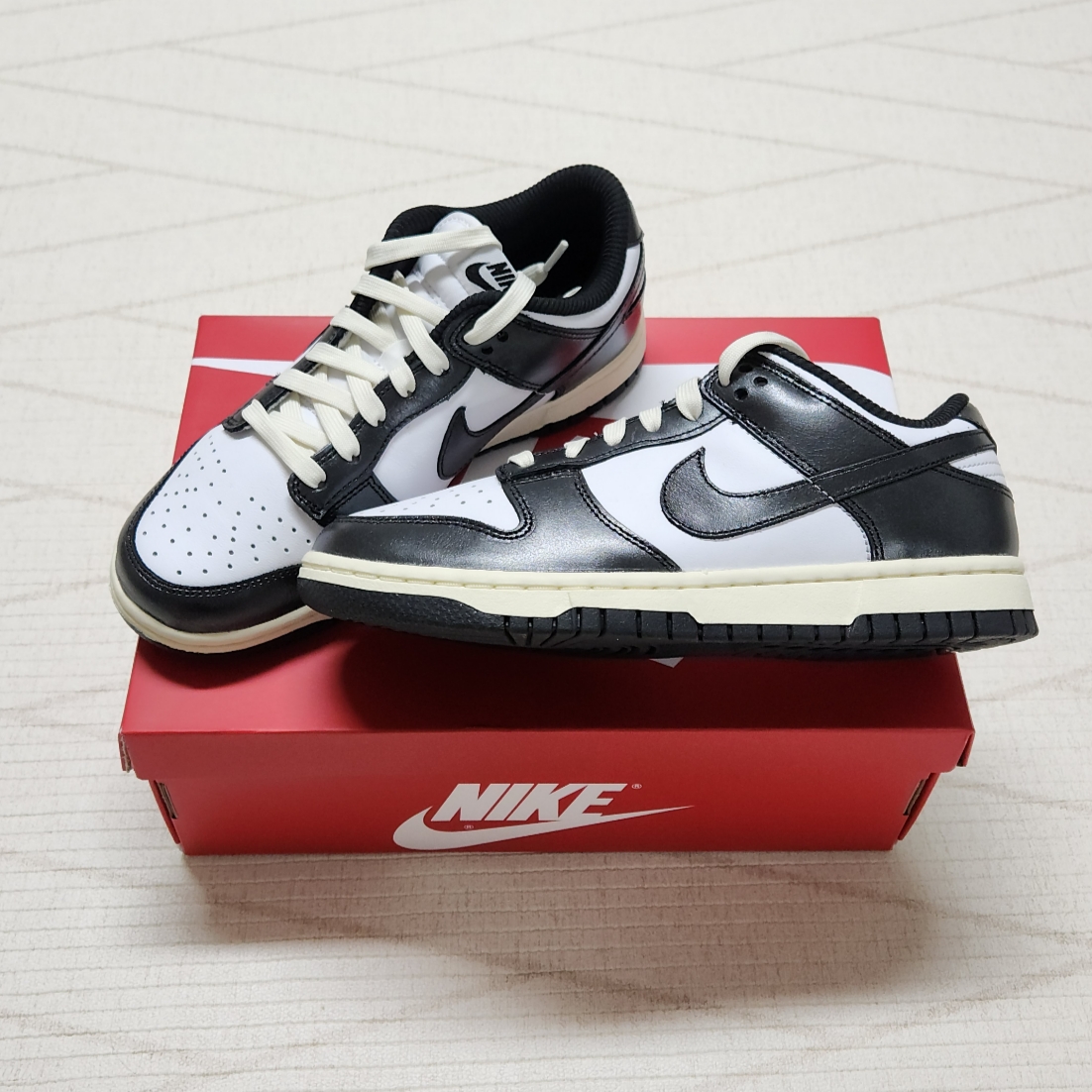(W) Nike Dunk Low Vintage Black and White 착용 스타일 - 2