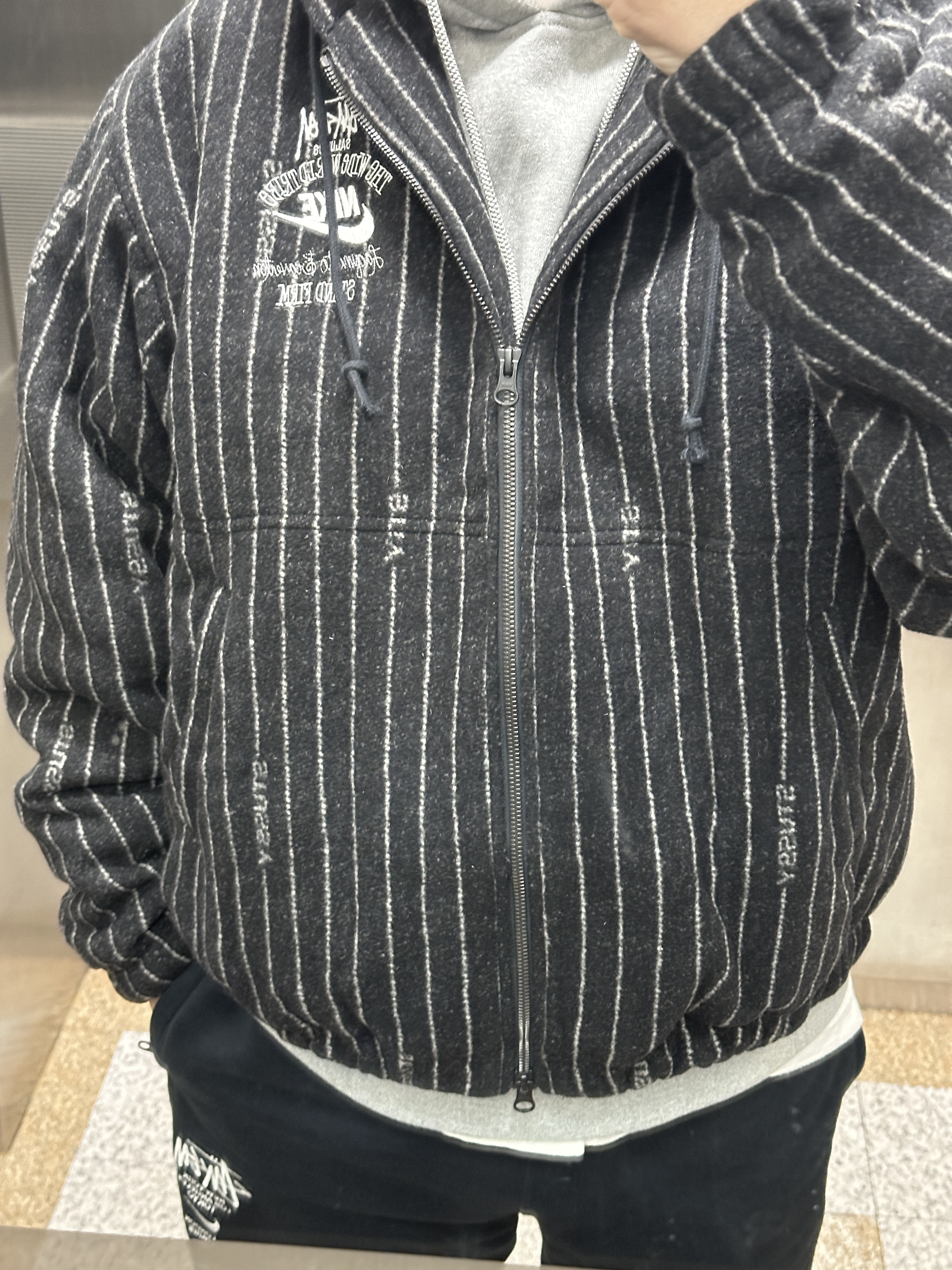 Nike x Stussy NRG Striped Wool Jacket Black (DR4023-010), Jordan 1 x Travis Scott Retro Low OG SP Black Phantom 착용 스타일 - 2