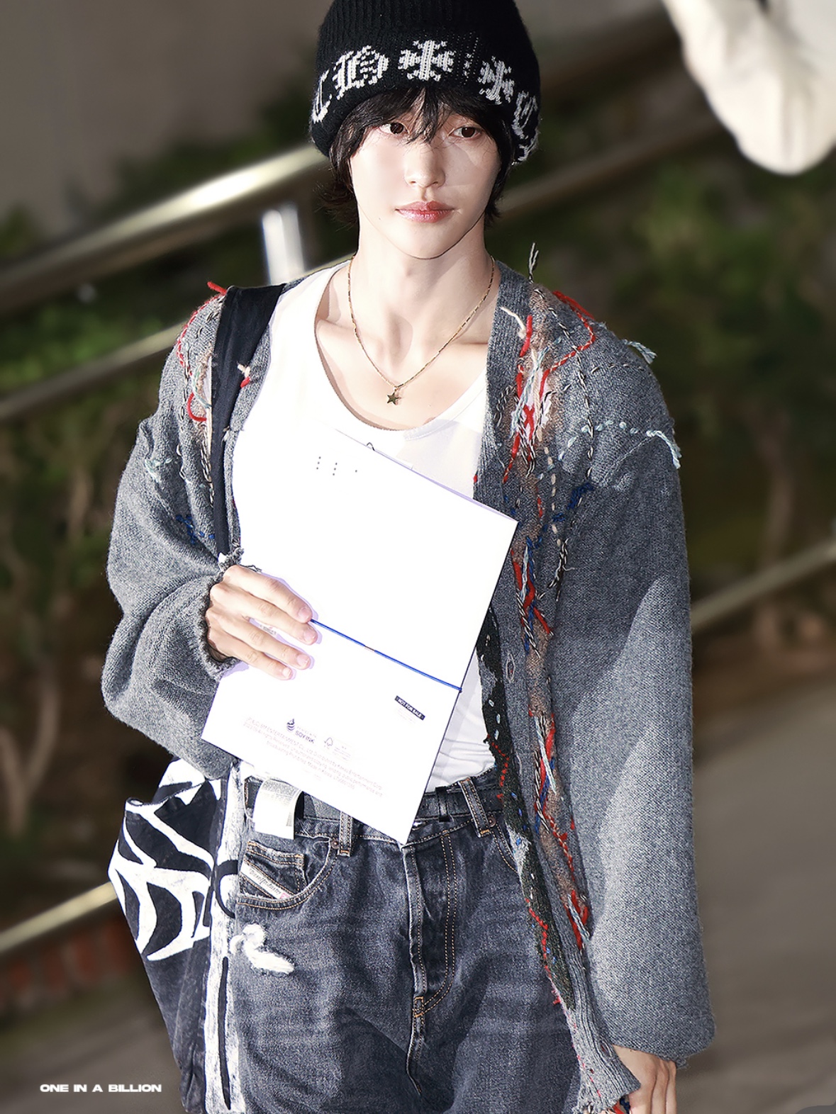 Maison Margiela Cut-out Knit Cardigan Grey, Diesel D-Rise 007f6 Straight Jeans Black Dark Grey 착용 스타일 - 1