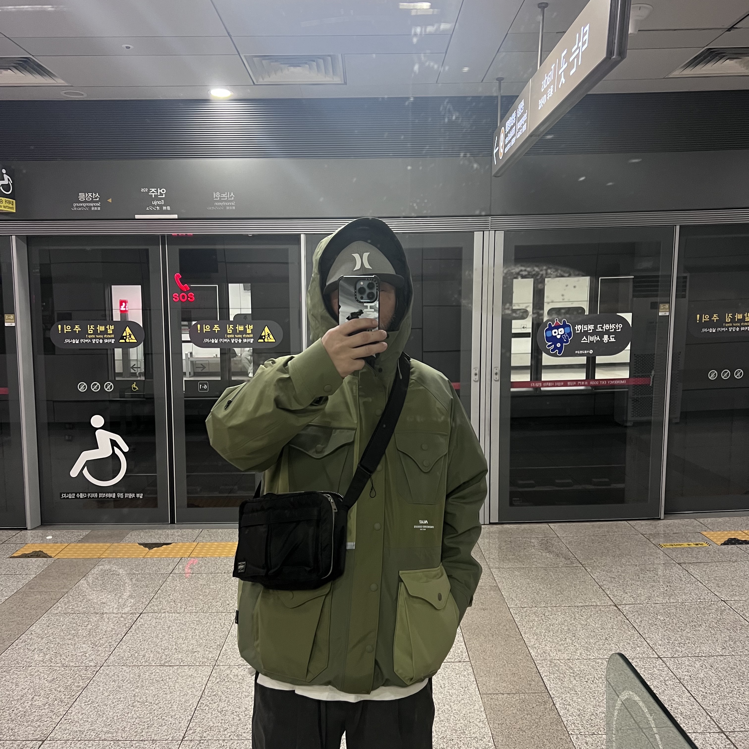 Palace x Engineered Garments Gore-Tex Field Parka Olive - 22FW, Porter Tanker Shoulder Bag S Black 착용 스타일