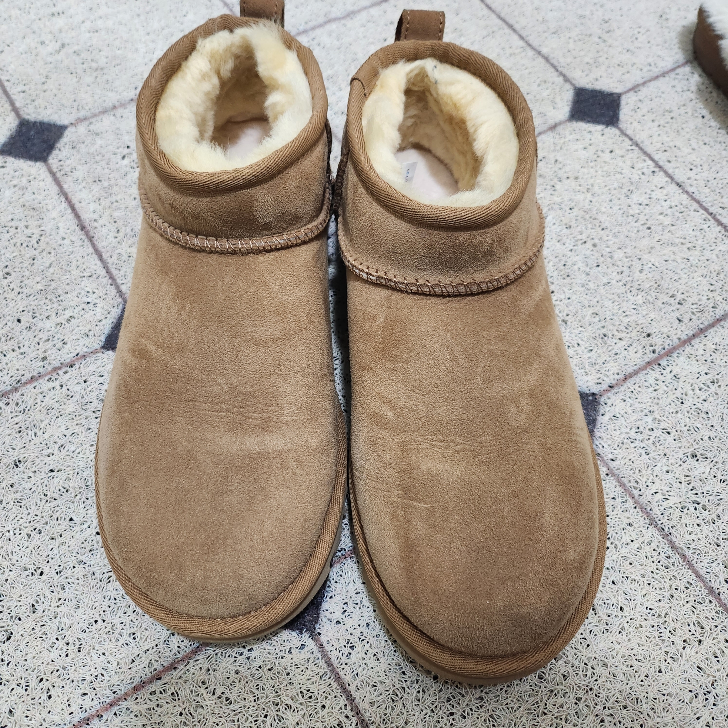 (W) UGG Classic Ultra Mini Boots Chestnut 착용 스타일 - 1
