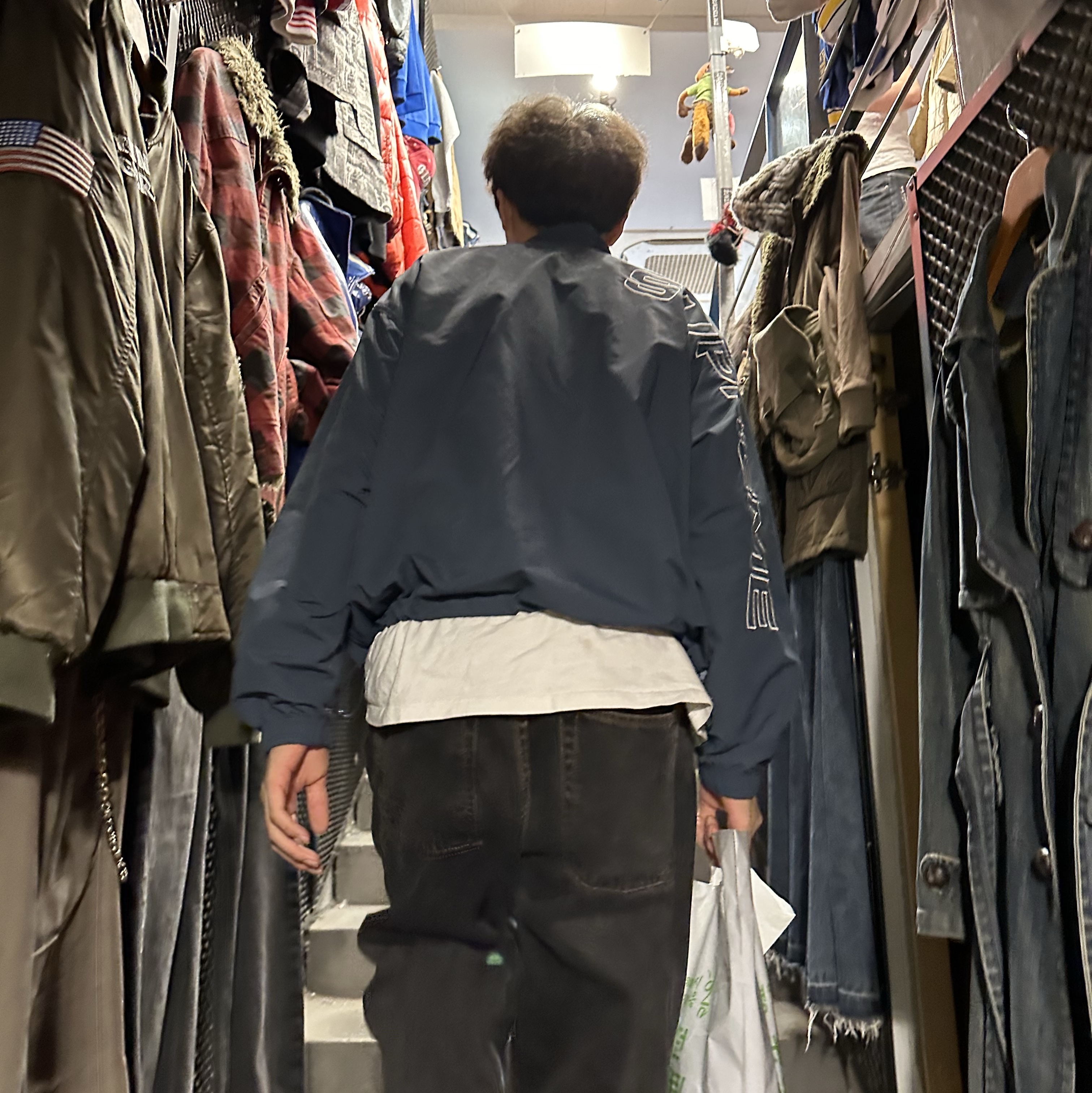 Supreme Spellout Embroidered Track Jacket Dark Blue - 23FW, Adidas Yeezy Foam RNNR Onyx 착용 스타일 - 3