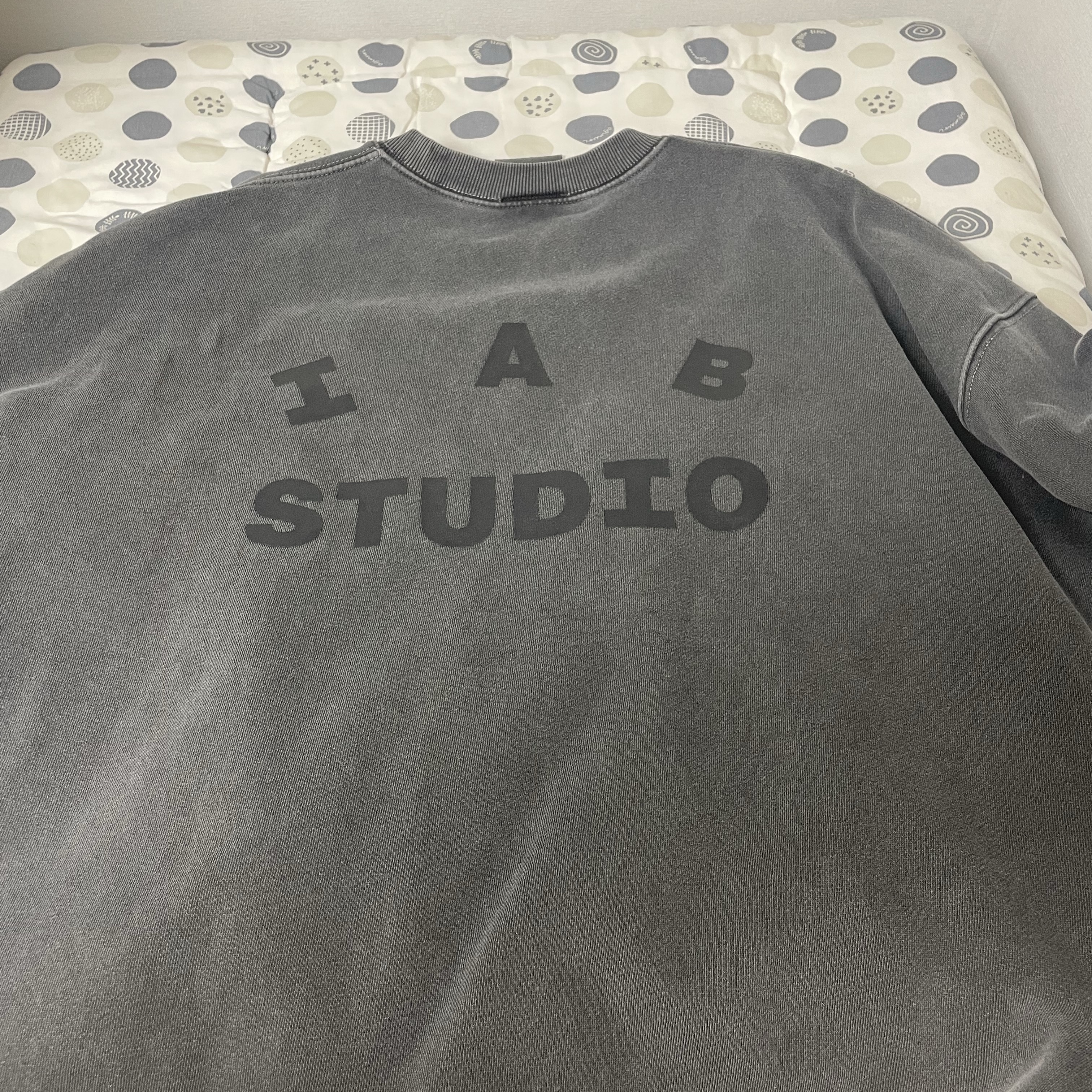 IAB Studio Pigment Crewneck Black 착용 스타일