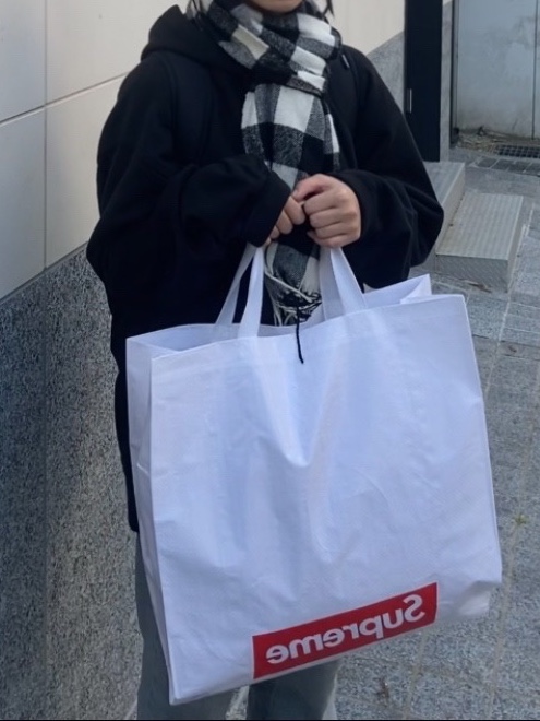 Supreme Small Box Drawcord Hooded Sweatshirt Heather Grey - 23FW, Supreme Small Box Crewneck Charcoal - 23FW 착용 스타일 - 2