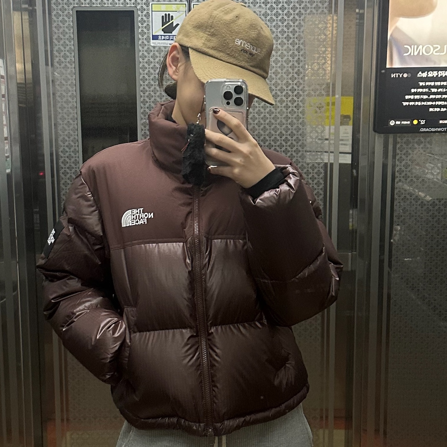 (W) The North Face White Label Novelty Nuptse Down Jacket Cocoa Brown 착용 스타일
